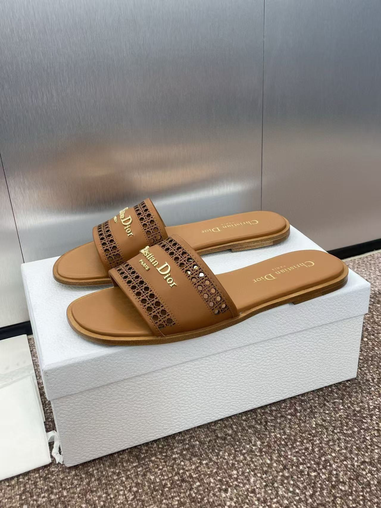 ua D*or d-lane slide