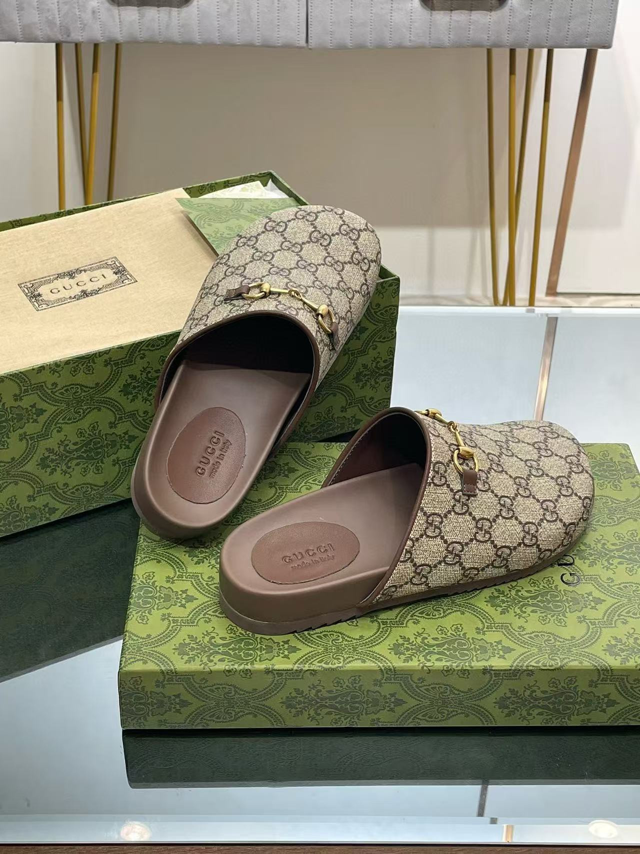 ua G*u*i slipper