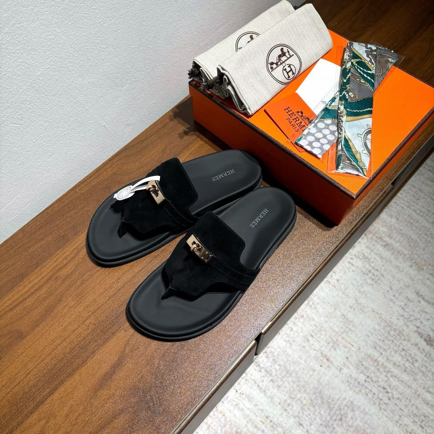 ua H**me5 empire sandal gold hardware