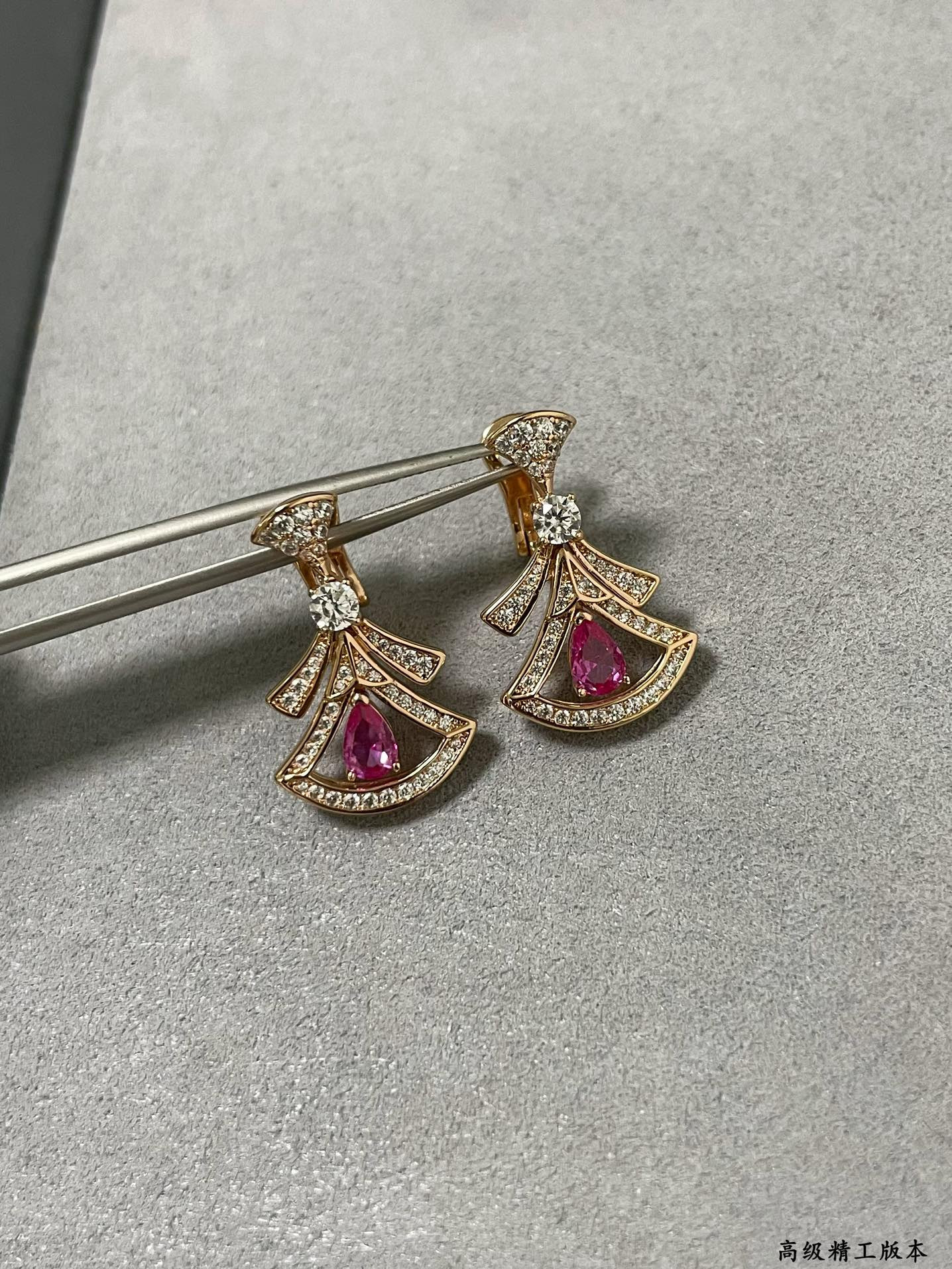 b*l*ai red Di*m*nd fan-shaped skirt earrings