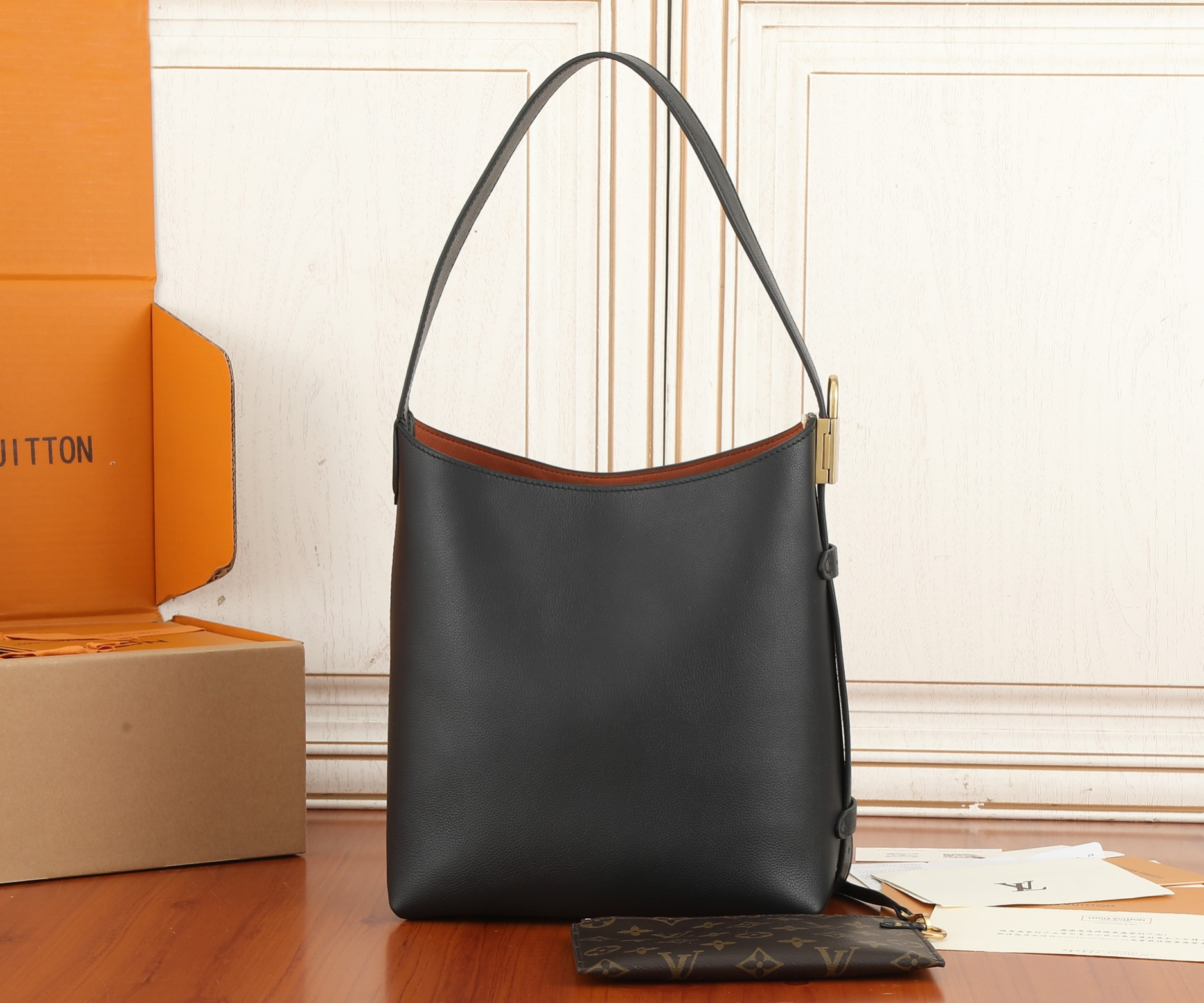 LV  small low key hobo M25352 24x28x16cm