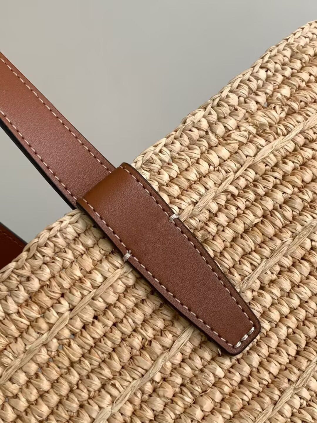 ce**e medium S*pple ce**e classic panier in raffia and calfskin 22x30x14cm