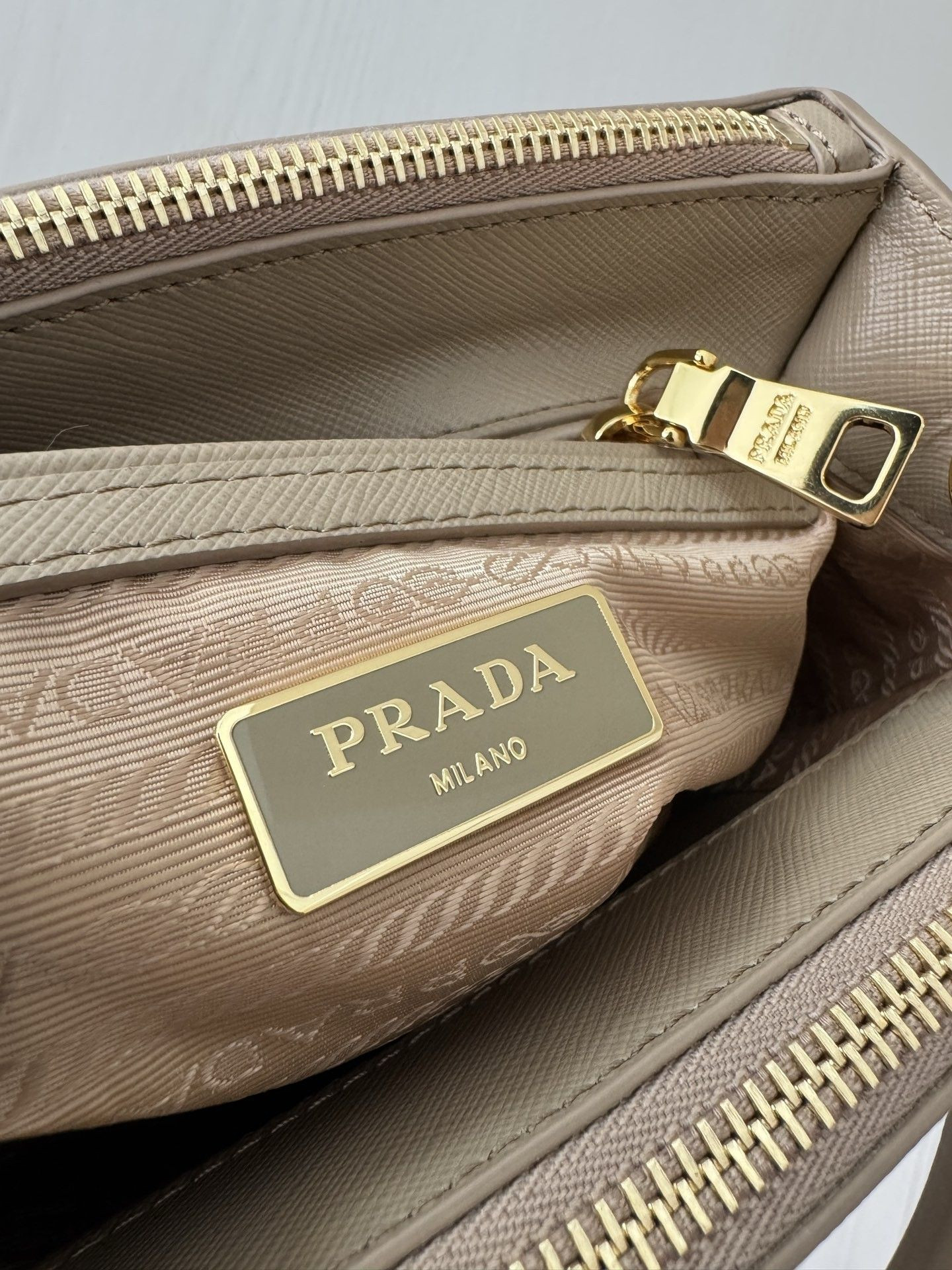 Pra*a galleria mini saffiano leather bag 20x15x9.5cm