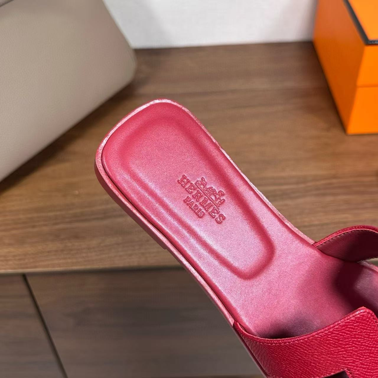 ua H**me5 oran sandal