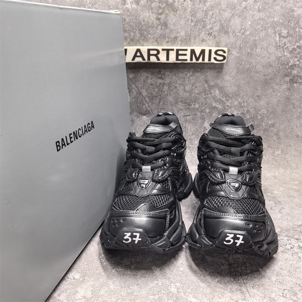 ua Ba*len*cia*ga runner sneaker