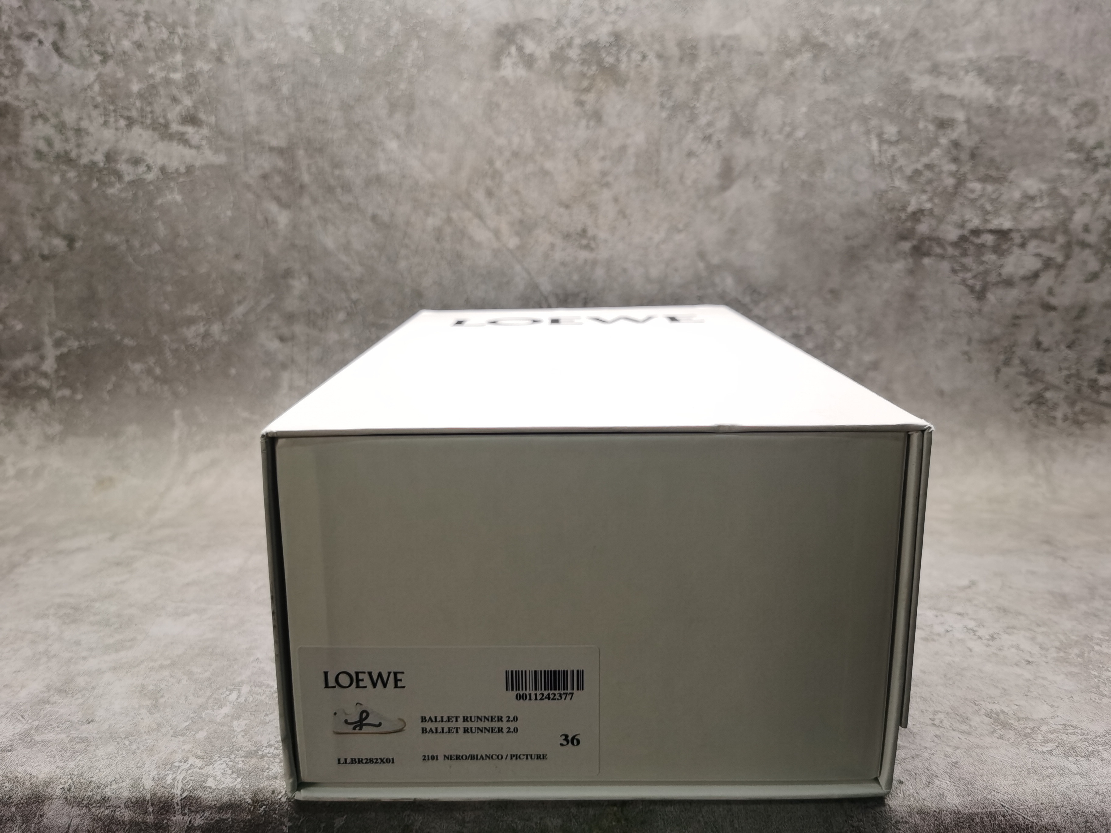 ua L0ew* sneakers