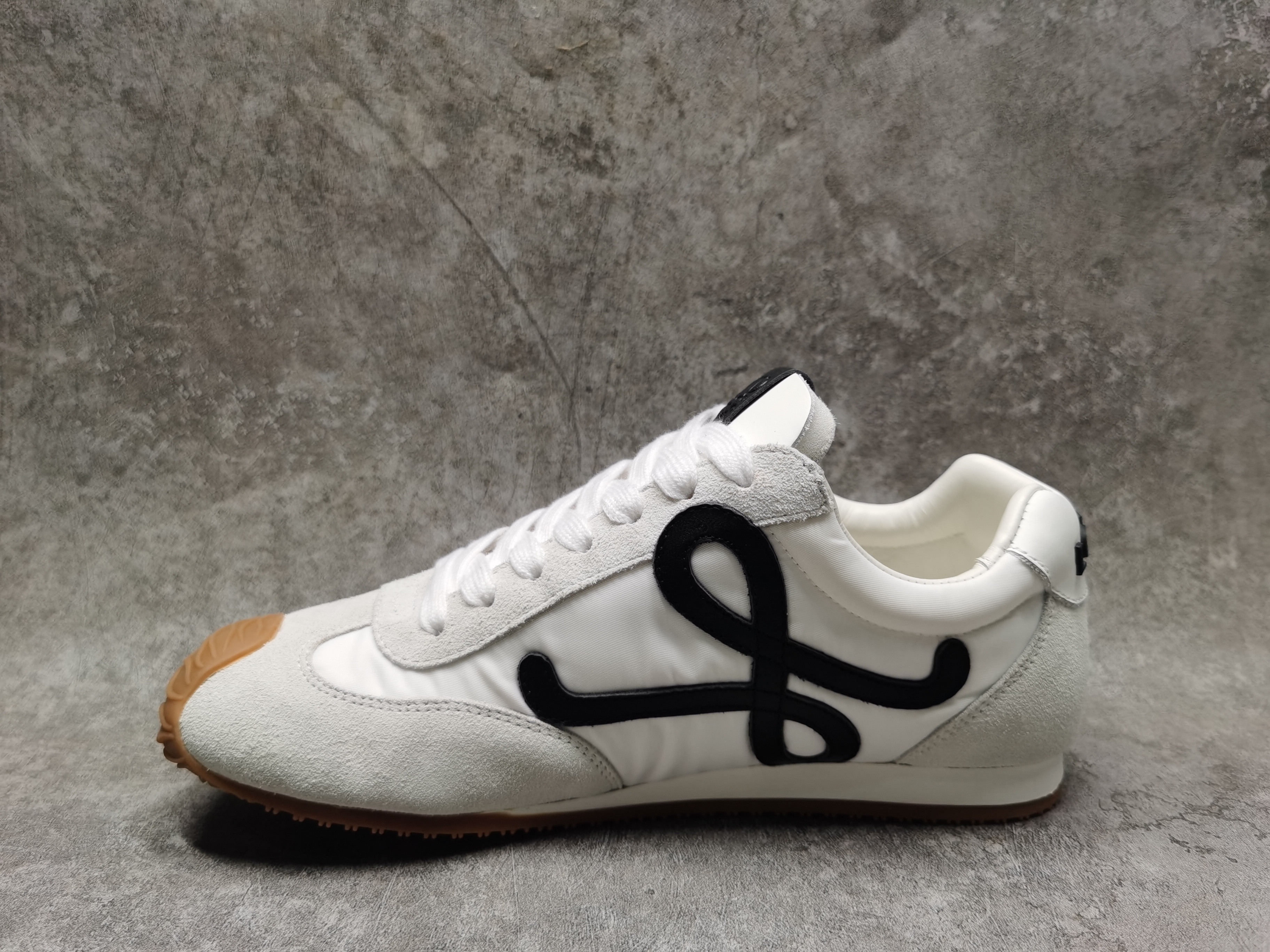 ua L0ew* sneakers