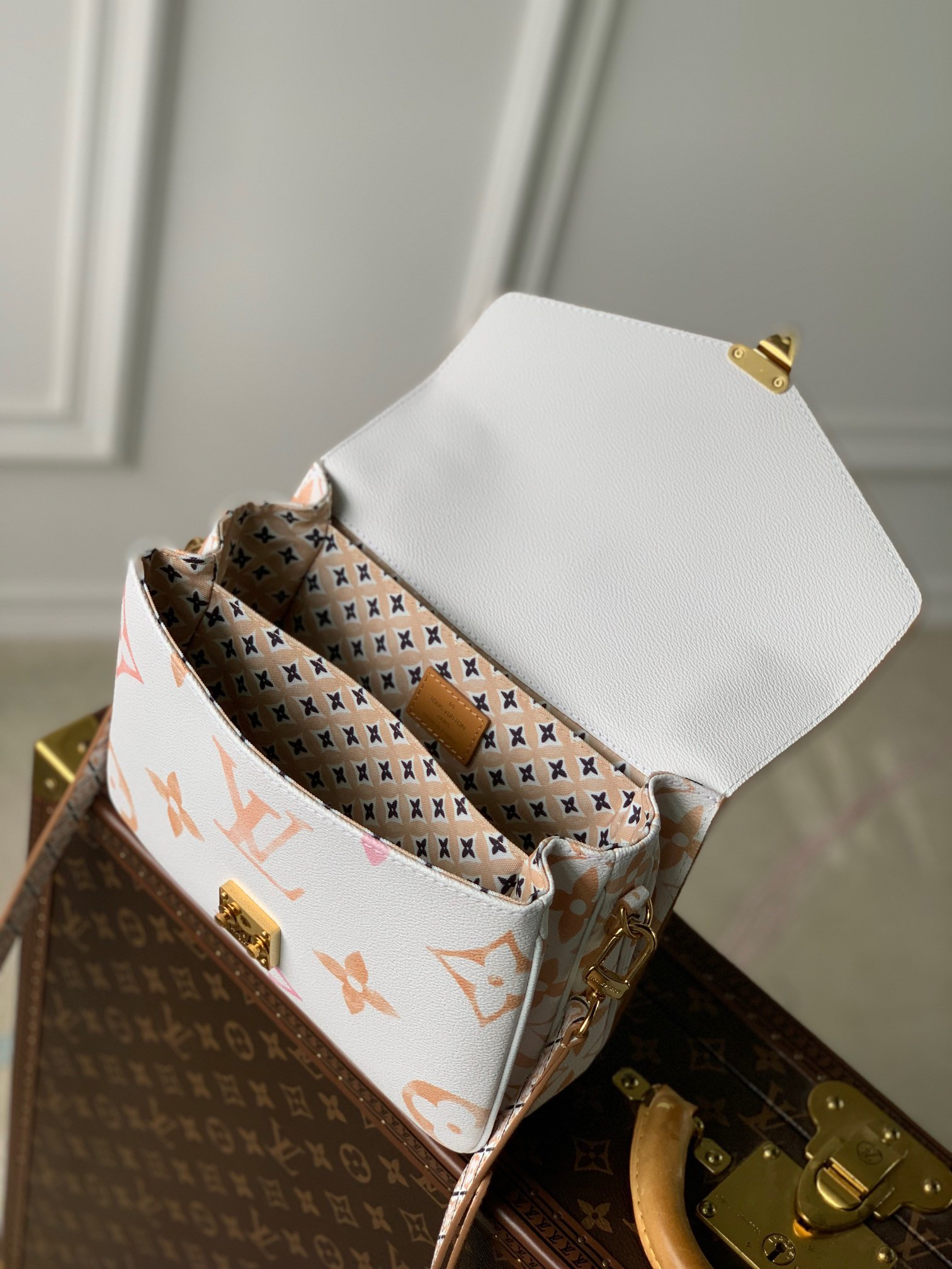LV Pochette Metis MM M23055
