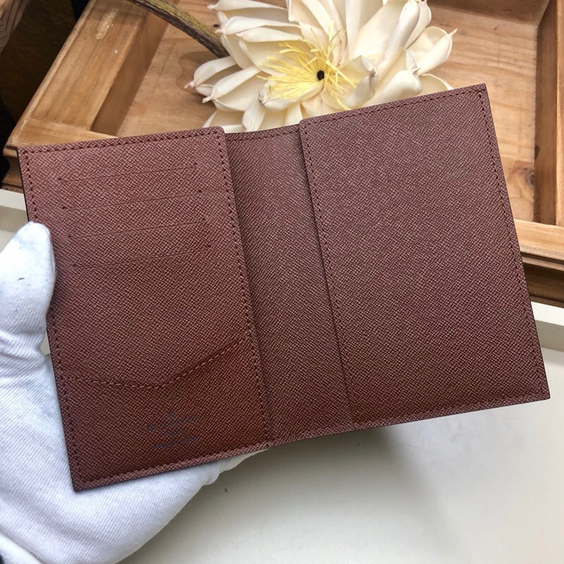LV Passport cover M64502