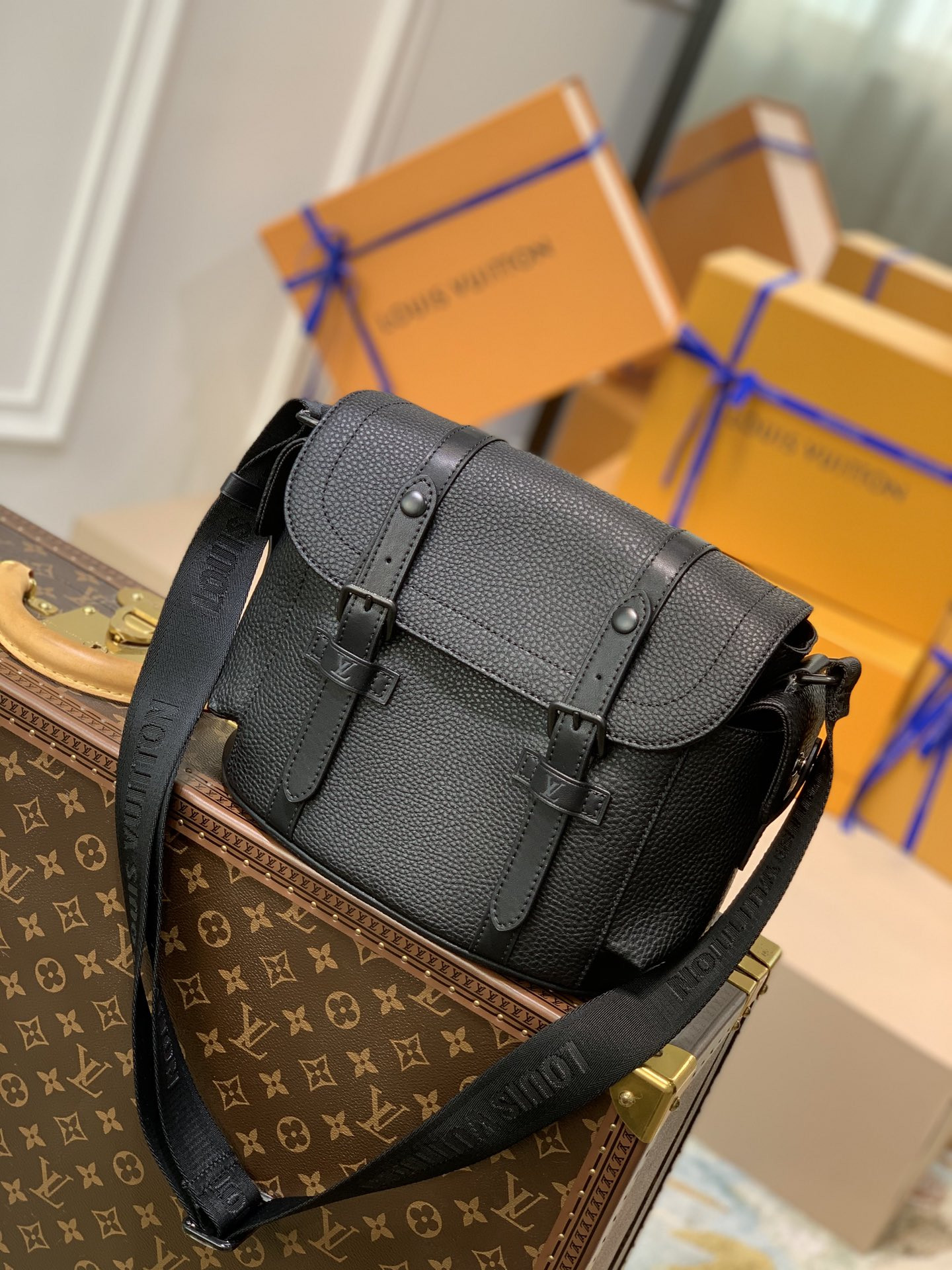 LV CHRISTOPHER MESSENGER M58476