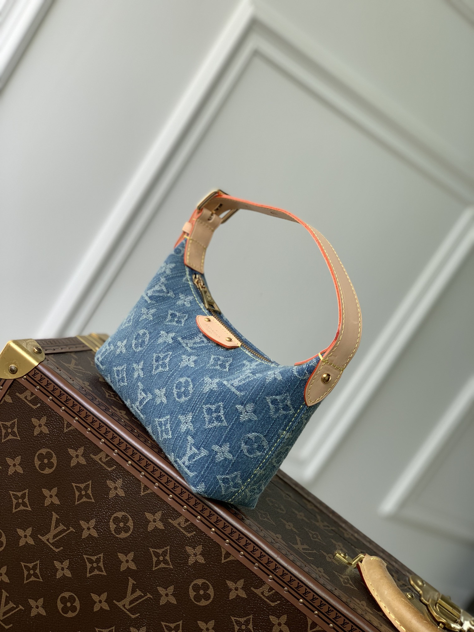 l0*is V*t0n m82949 hills pochette 7.3 x 4.3 x 2.6 inches