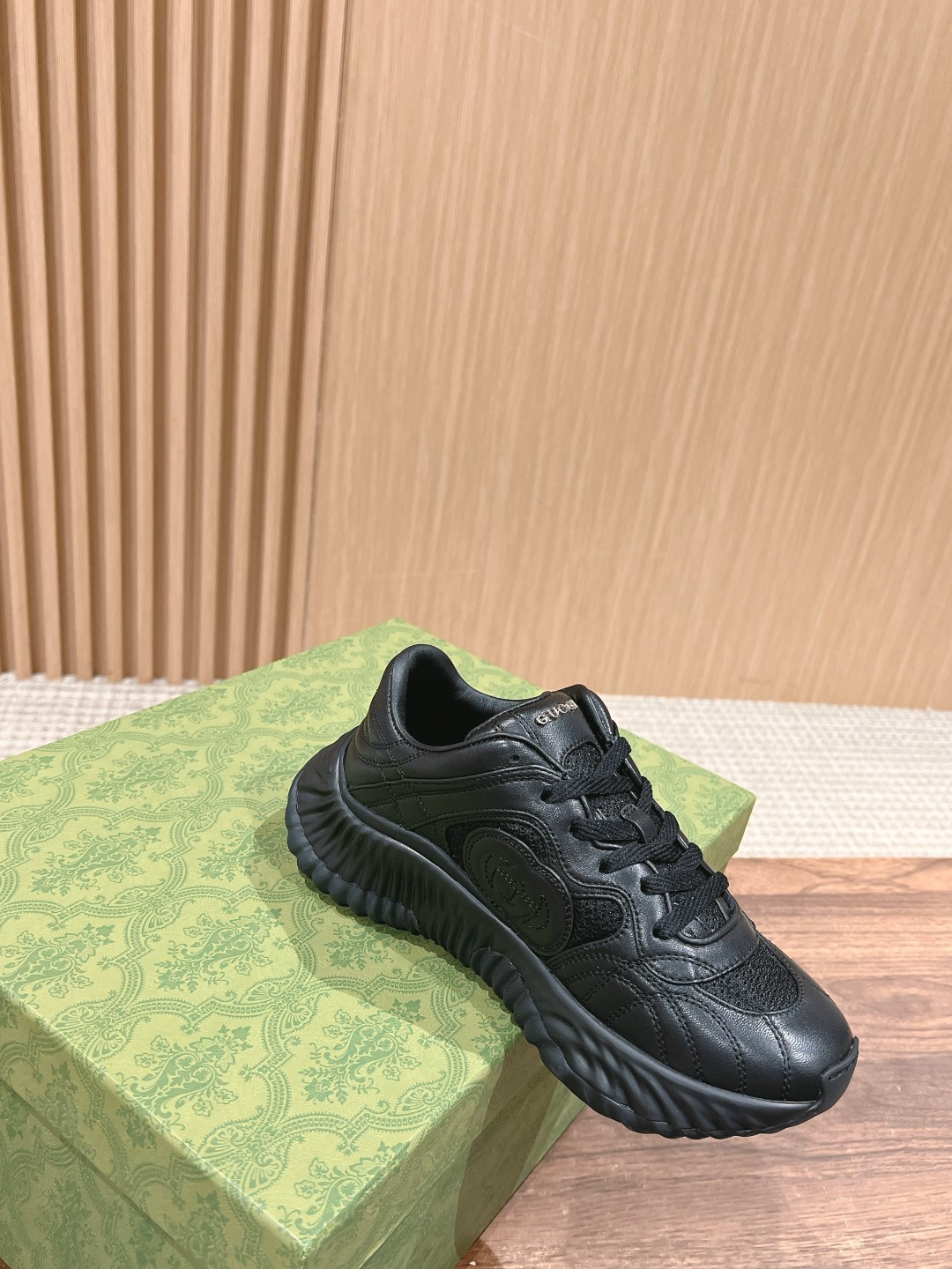 ua G*u*i ripple sneaker