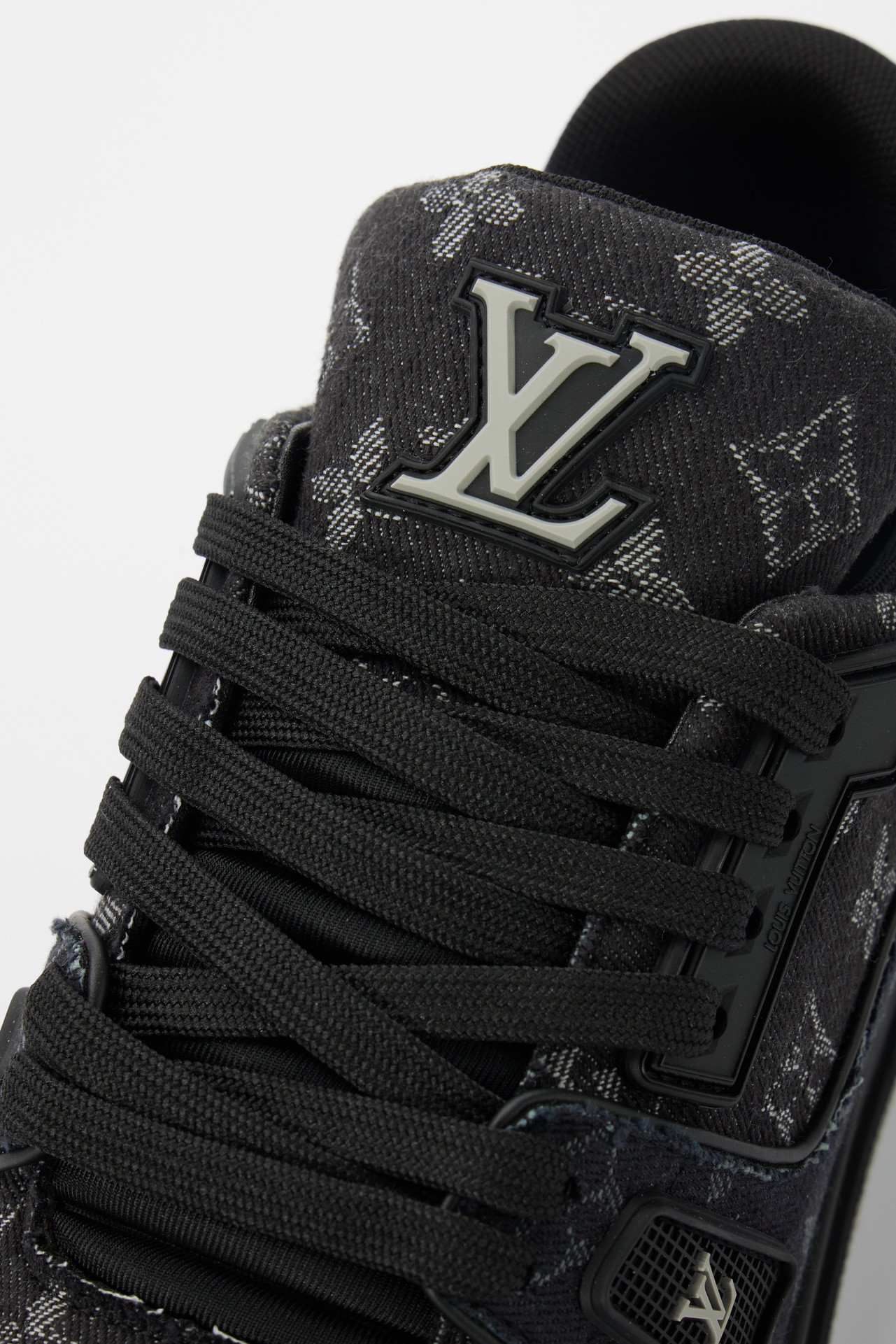UA LV Trainer Sneaker