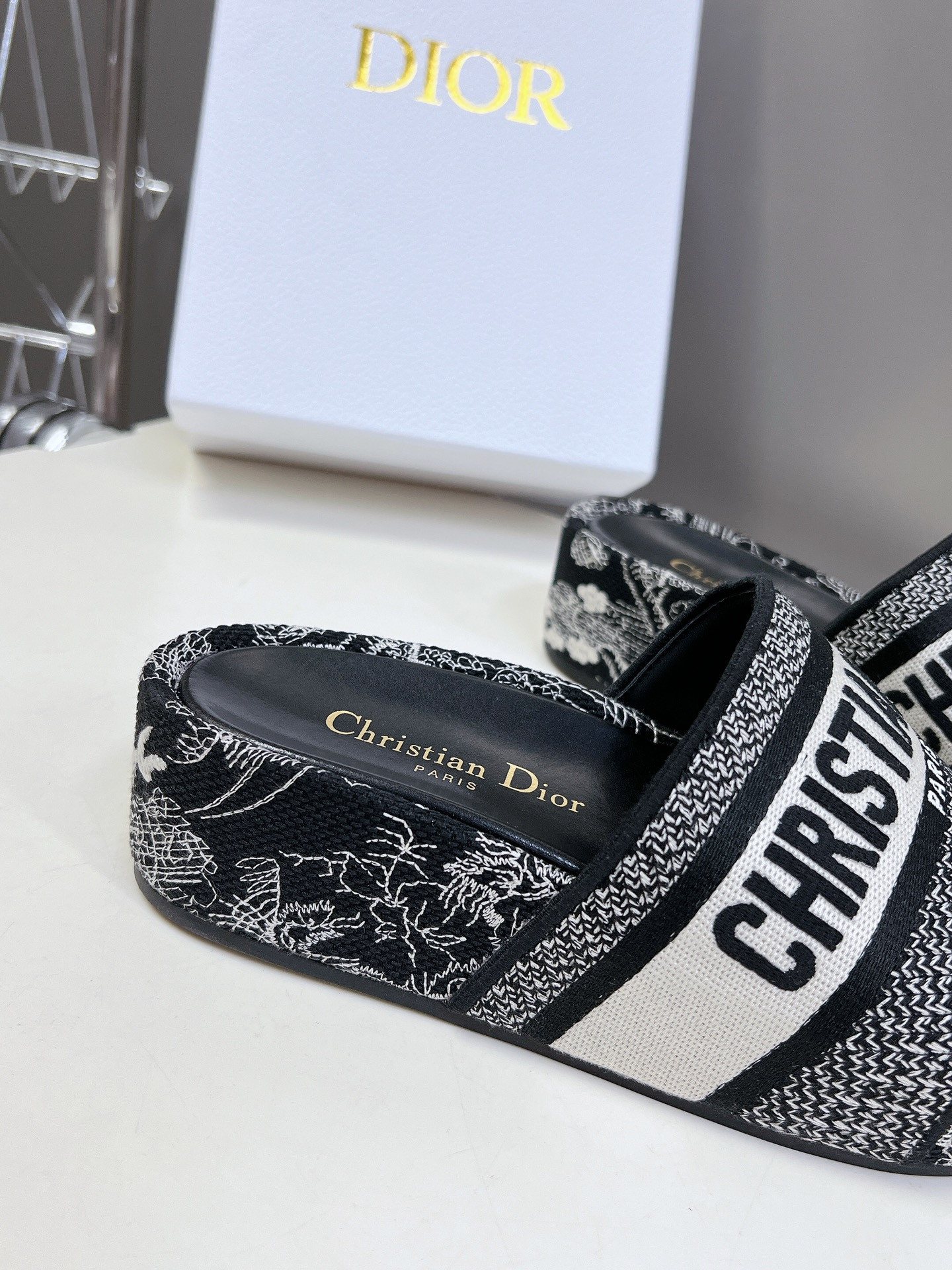 ua D*or platform sandals