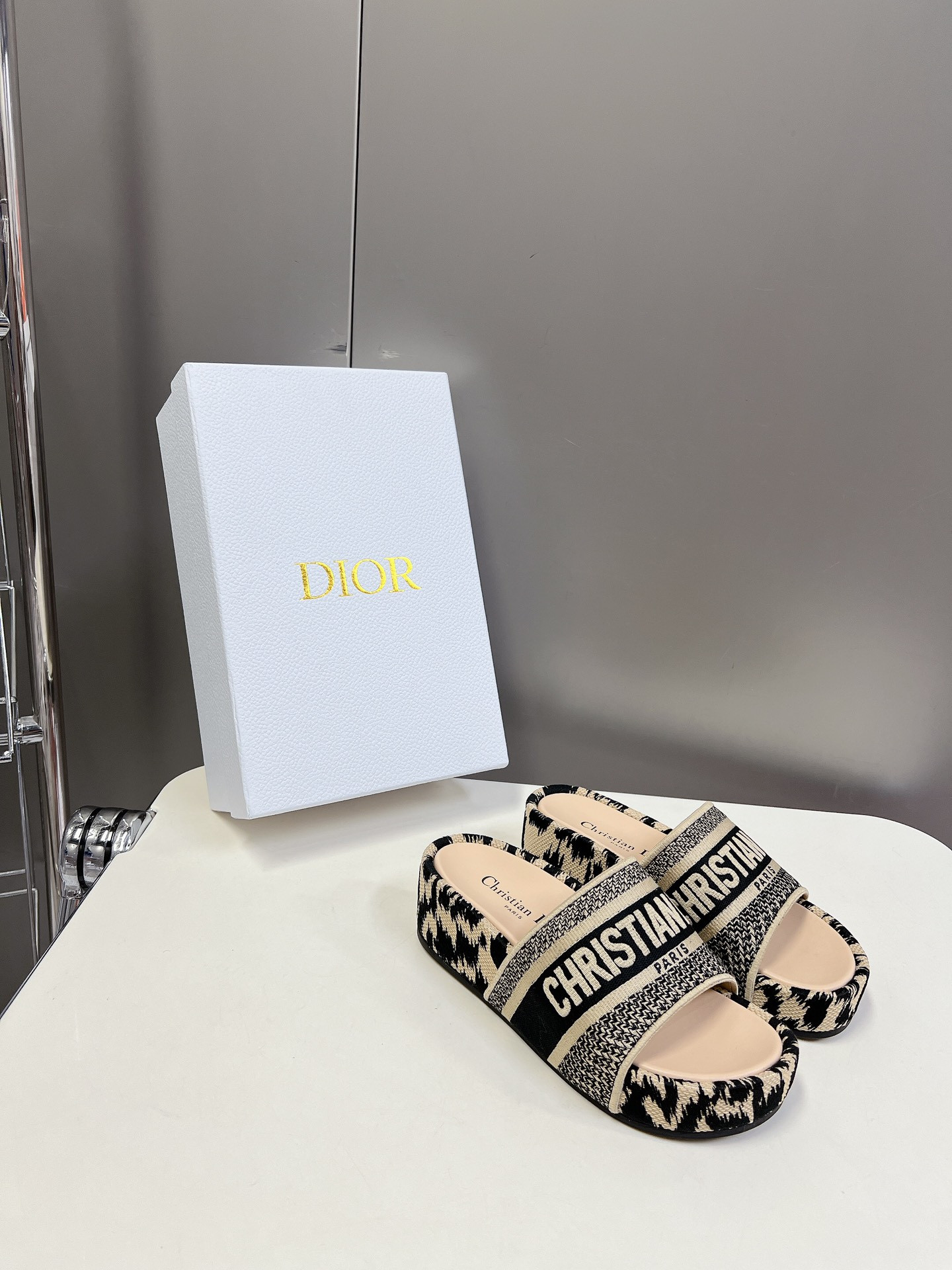 ua D*or platform sandals