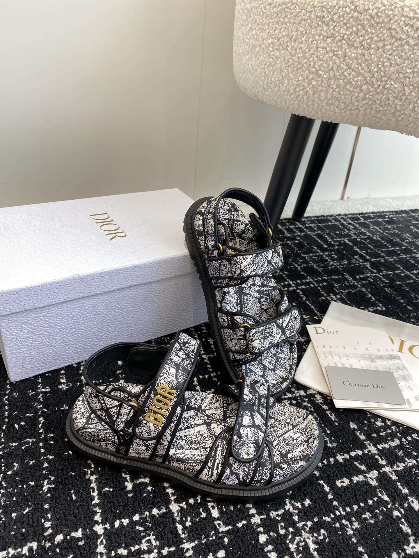 ua D*oract sandal