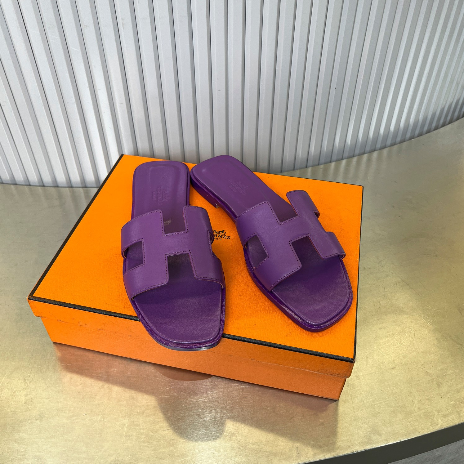ua H**me5 oran sandal