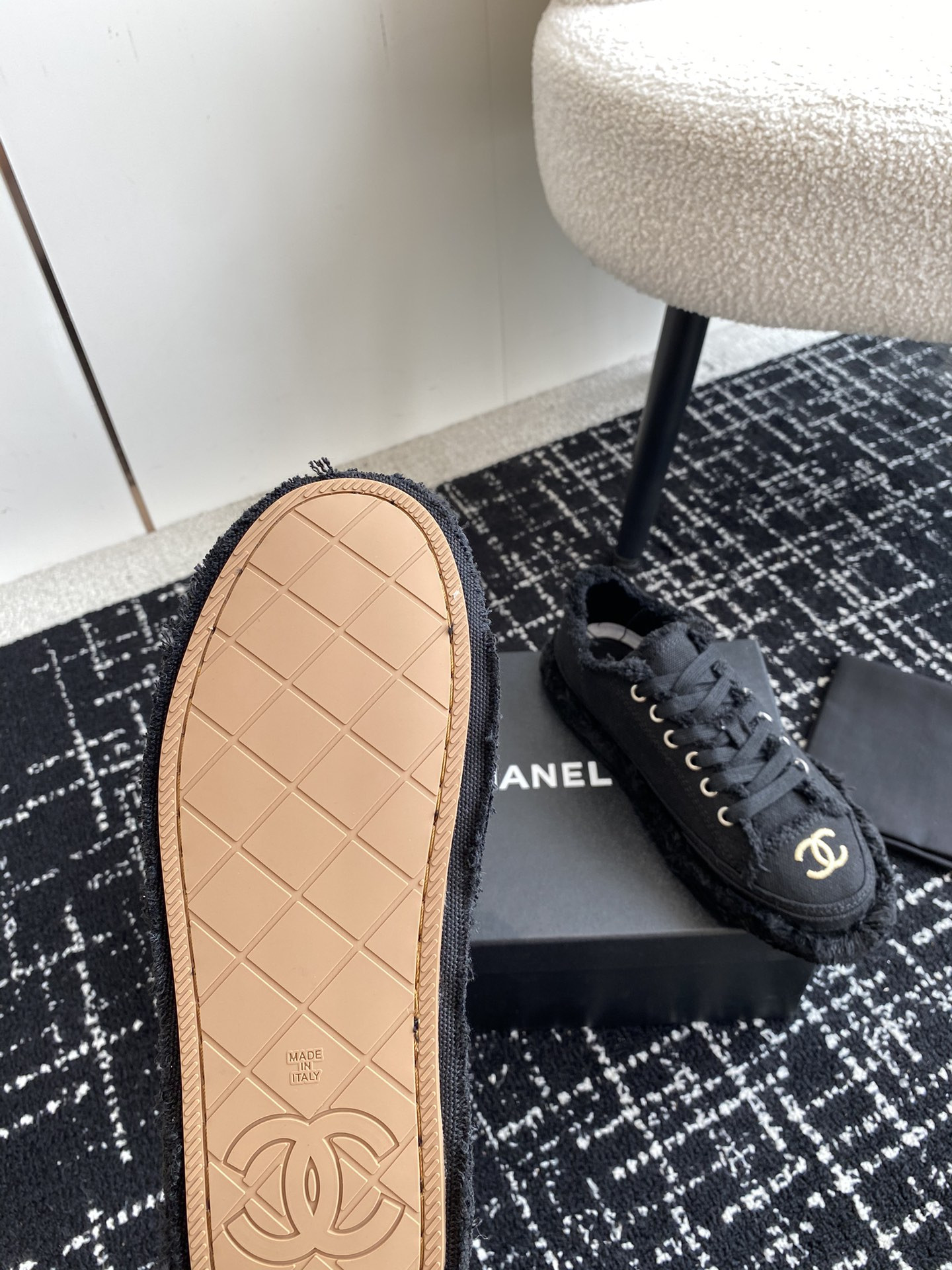 ua Ch*el sneaker