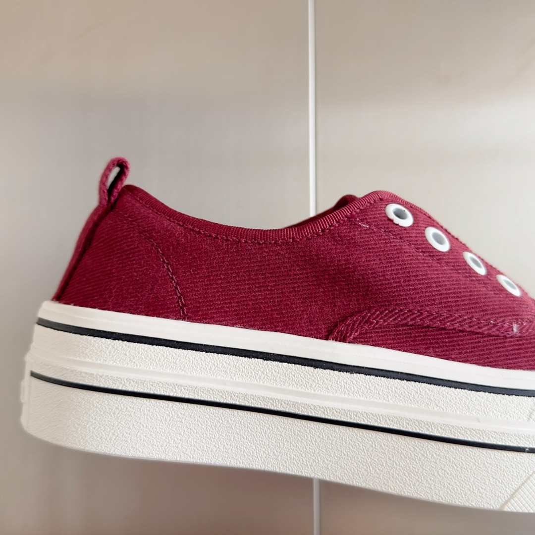 ua Ch*el sneaker