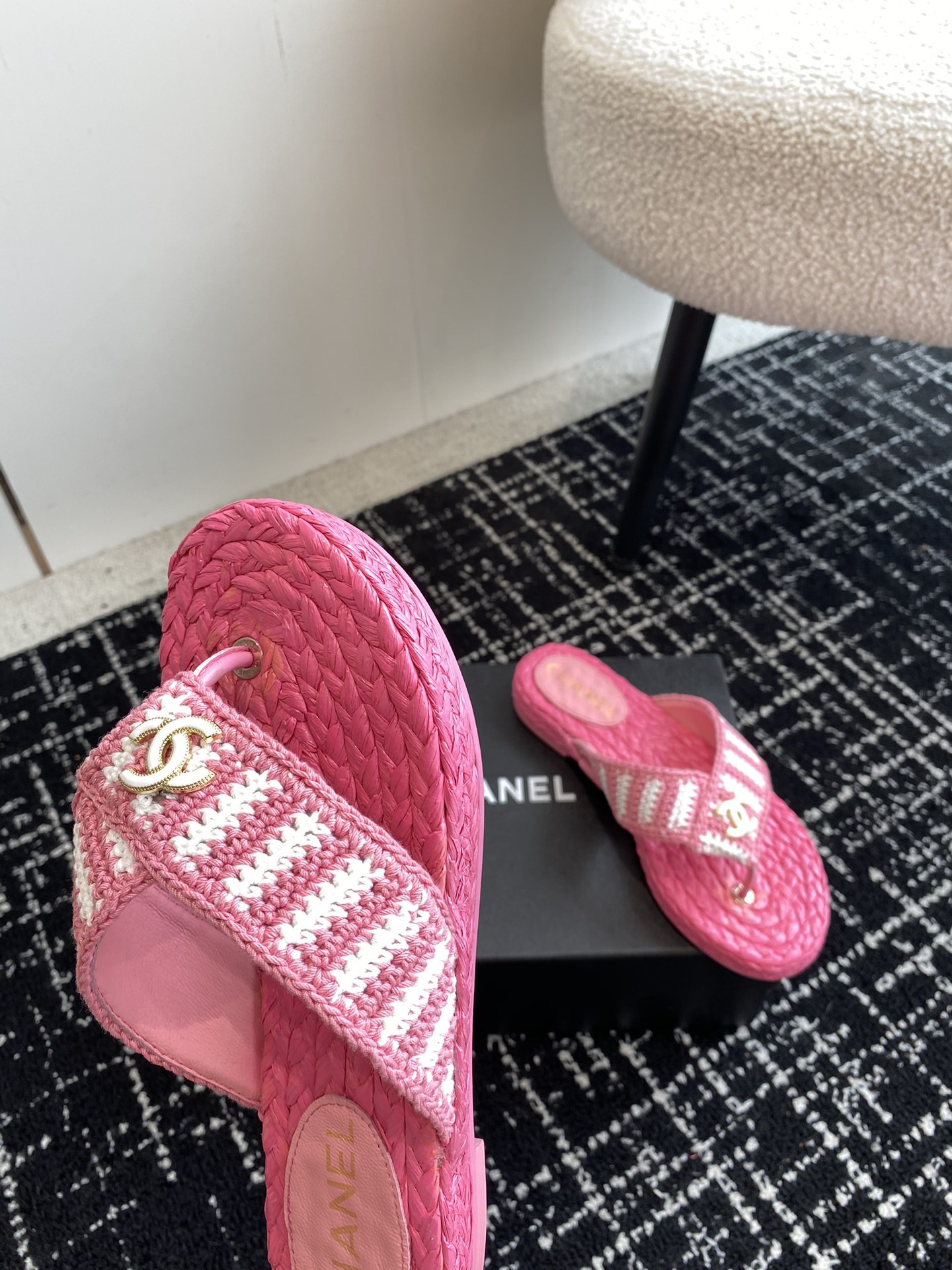 ua Ch*el thongs slides