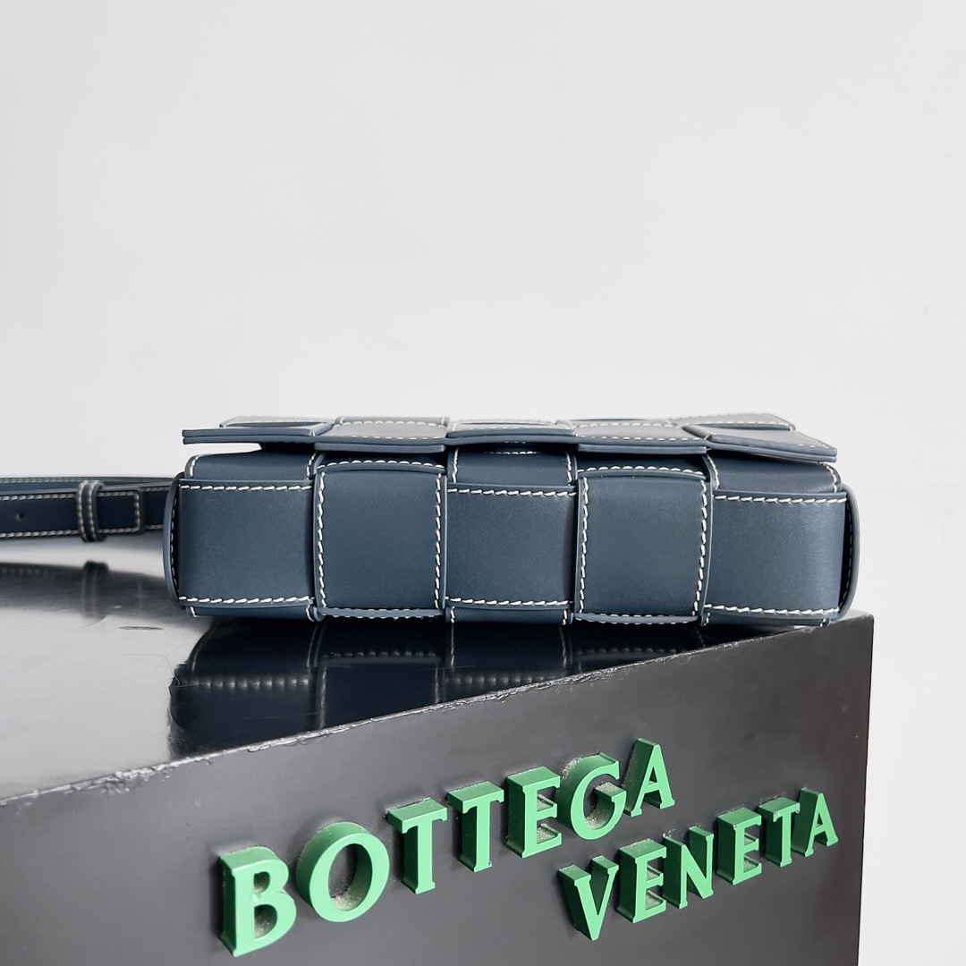 bo*te*ga Ve*ne*ta cassette 15x23x5cm