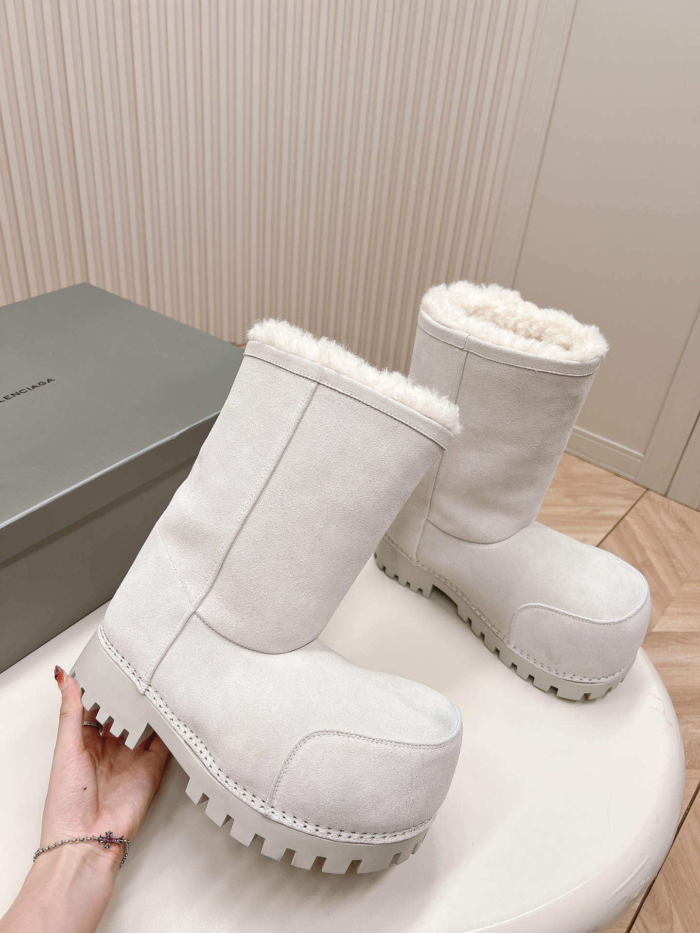 ua Ba*len*cia*ga snow boot