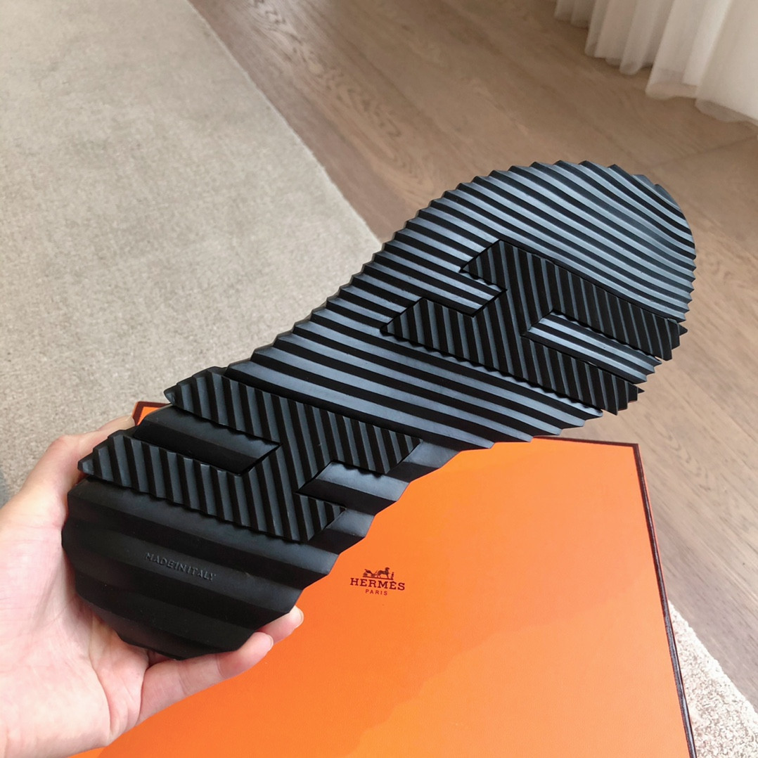 ua H**me5 bouncing sneaker