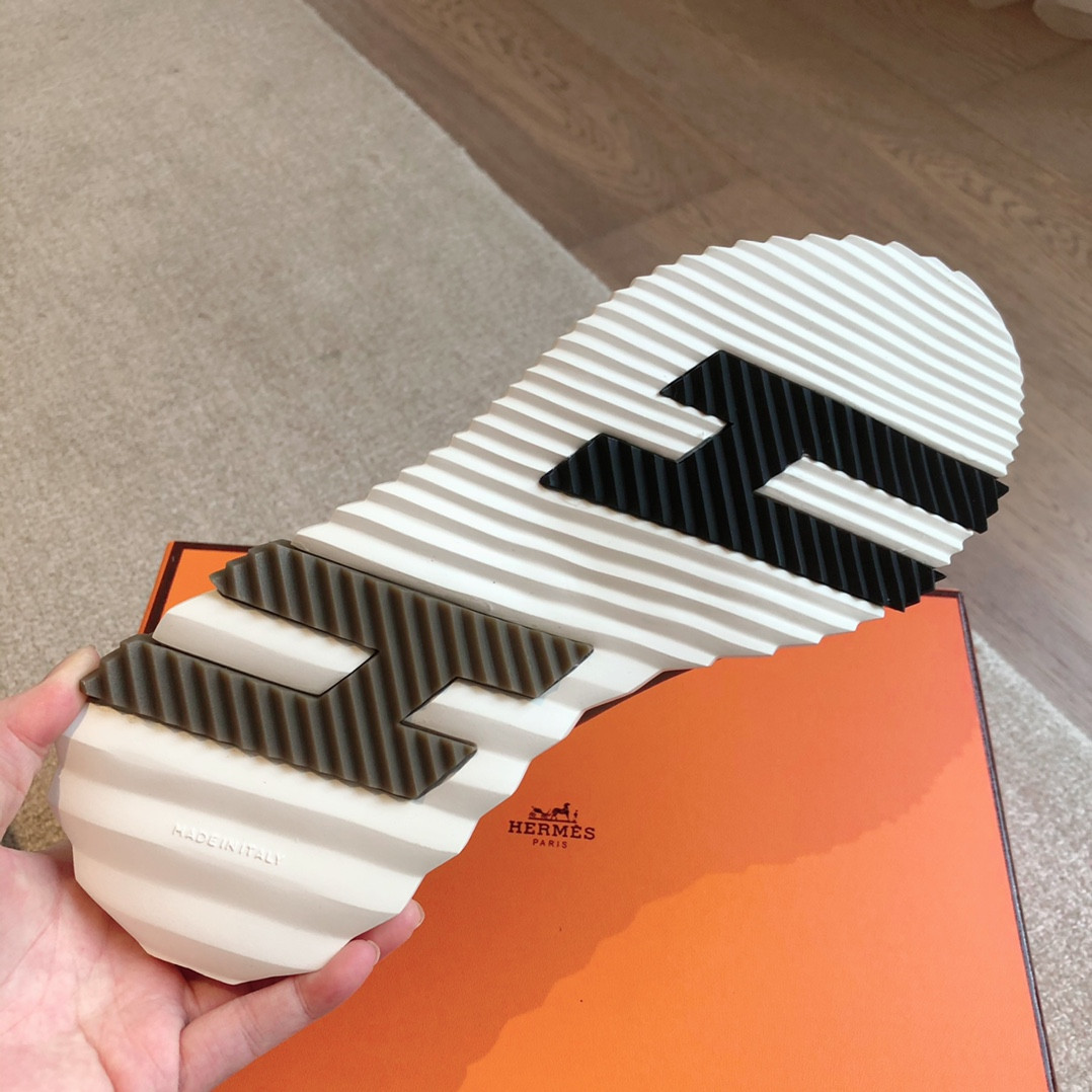 ua H**me5 bouncing sneaker