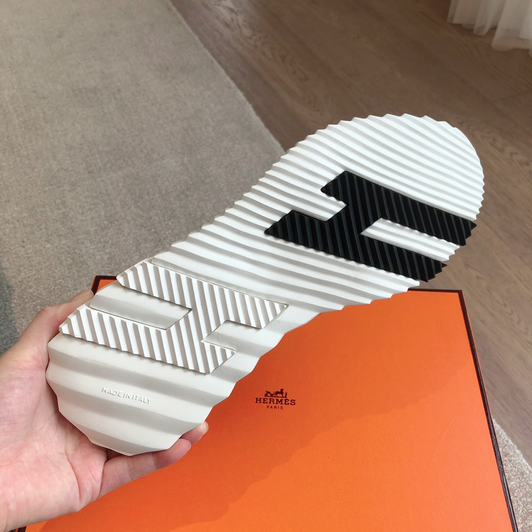 ua H**me5 bouncing sneaker
