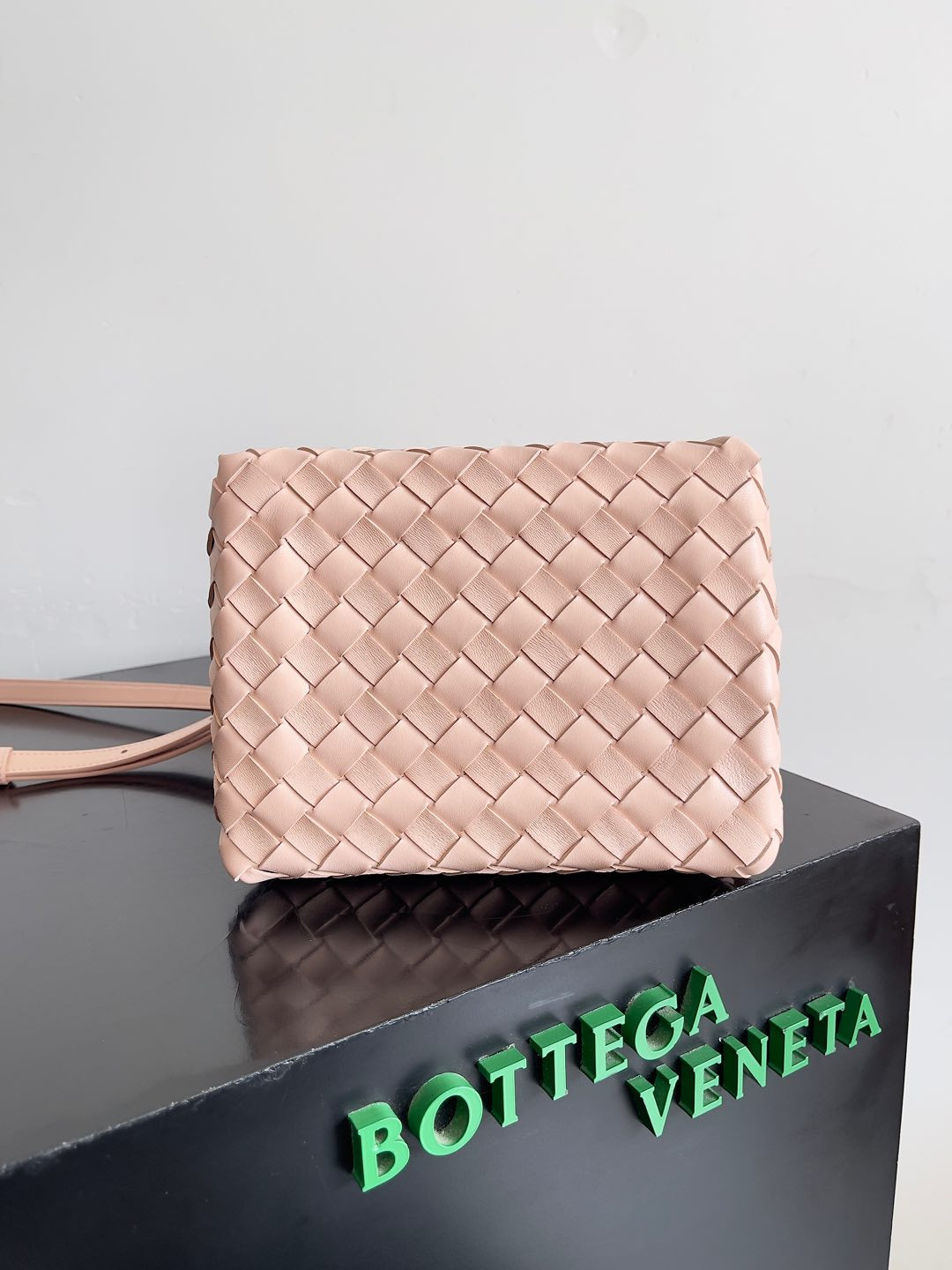 bo*te*ga Ve*ne*ta small parachute 16.5x20x17cm