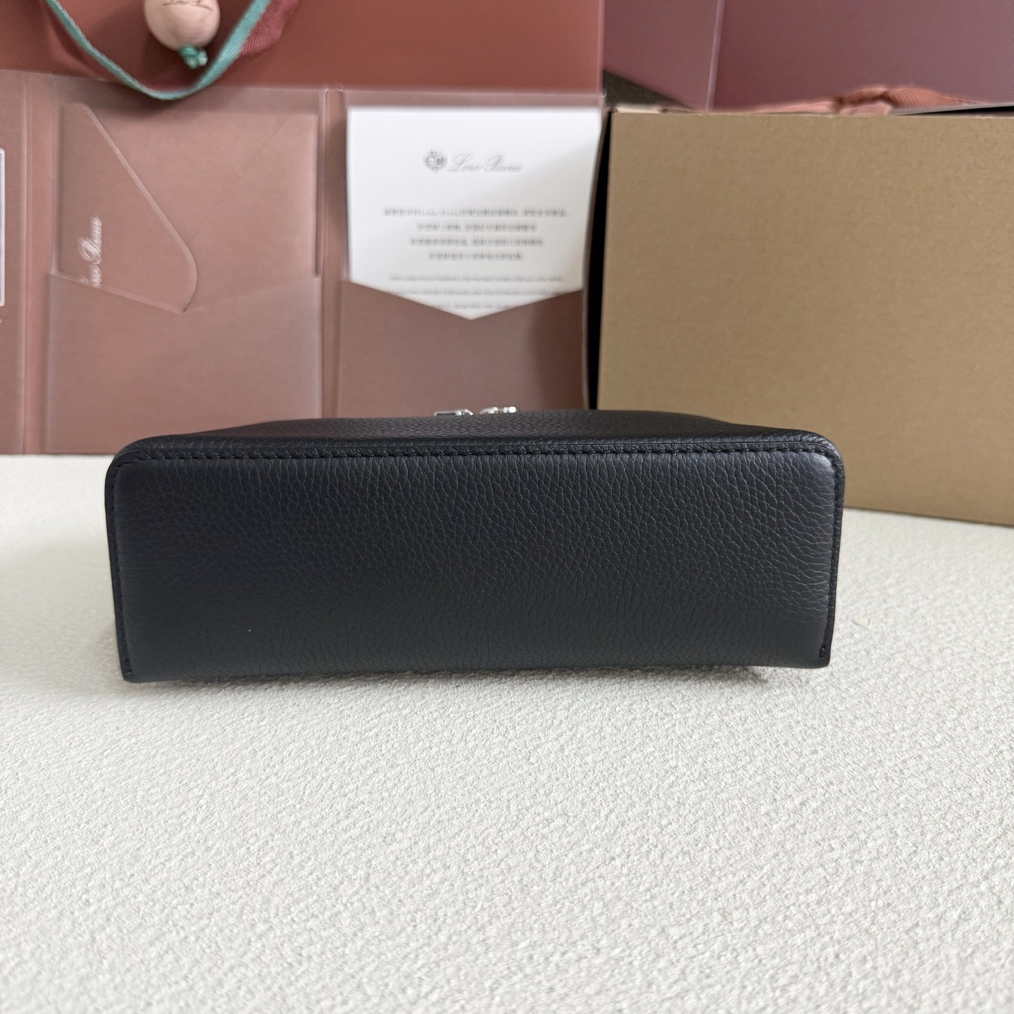 L**o p*ana extra pocket l19 grained calfskin 11 x 19 x 6.5 cm