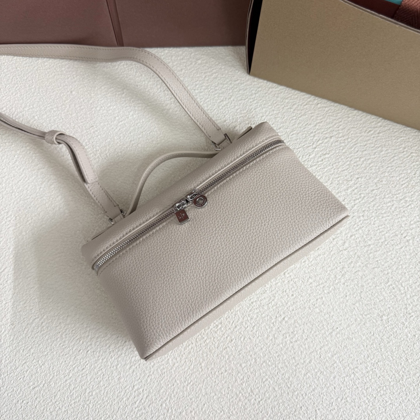 L**o p*ana extra pocket l19 grained calfskin 11 x 19 x 6.5 cm