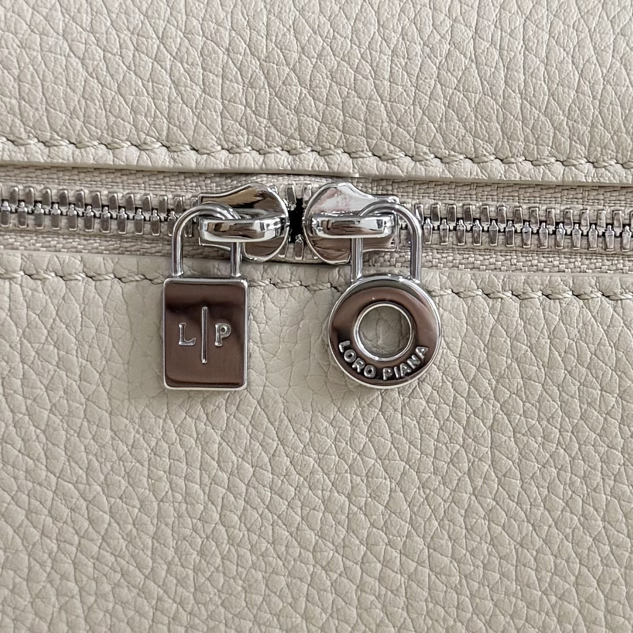 L**o p*ana extra pocket l19 grained calfskin 11 x 19 x 6.5 cm