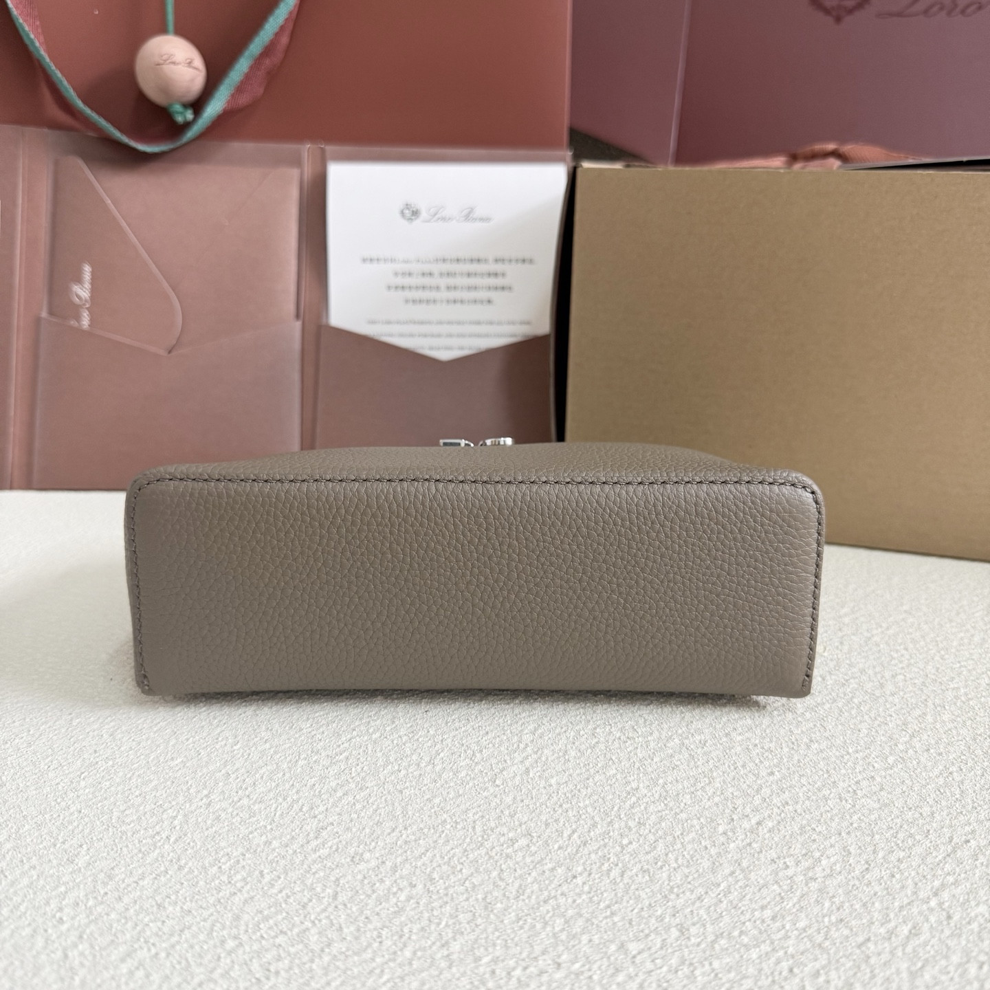 L**o p*ana extra pocket l19 grained calfskin 11 x 19 x 6.5 cm