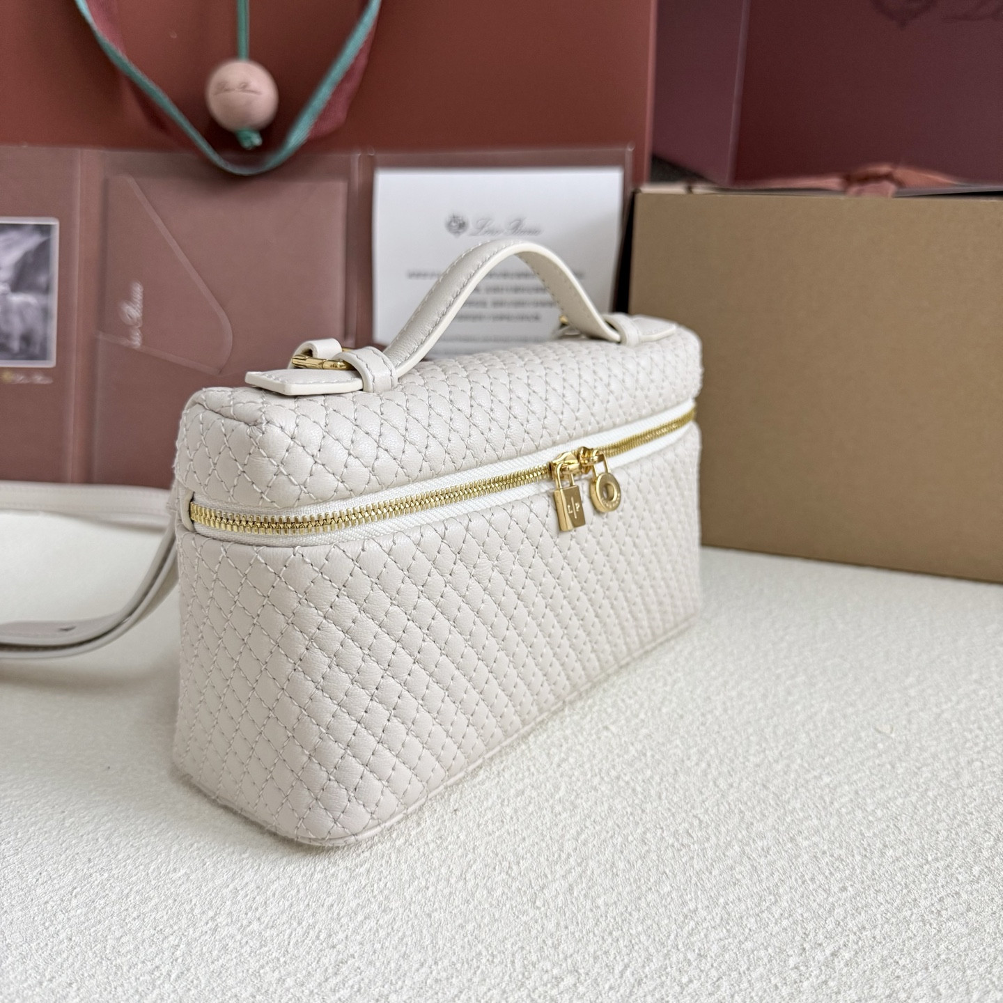 L**o p*ana extra pocket l19 lambskin 19x11.5x7cm