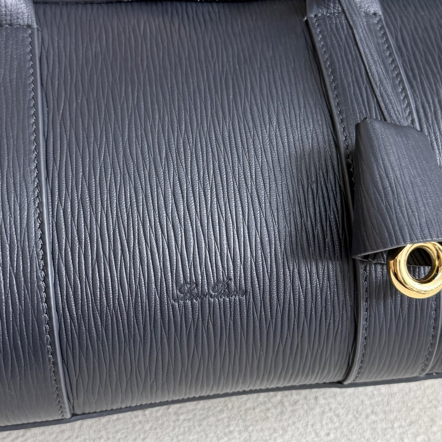 L**o p*ana loom l25 calfskin dark blue 25x18x12.5cm