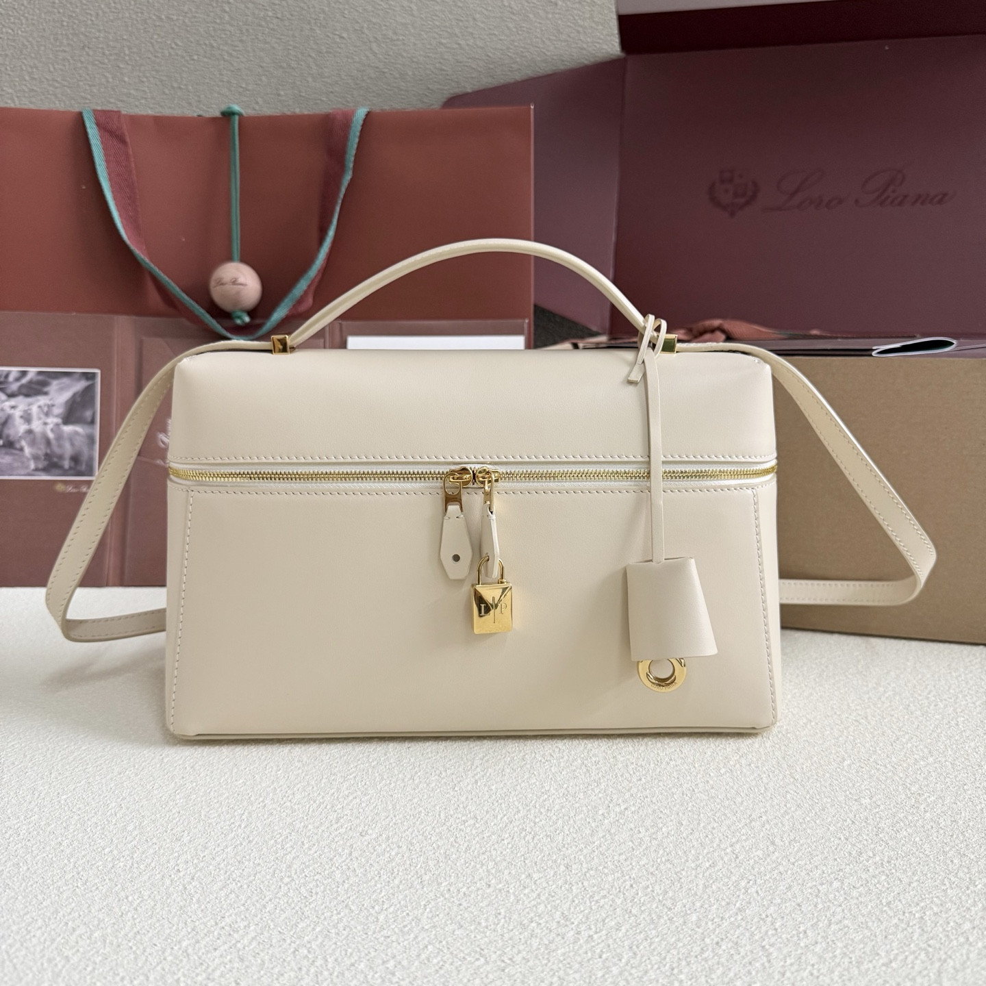 L**o p*ana extra pocket l27 calfskin 16x27x10cm