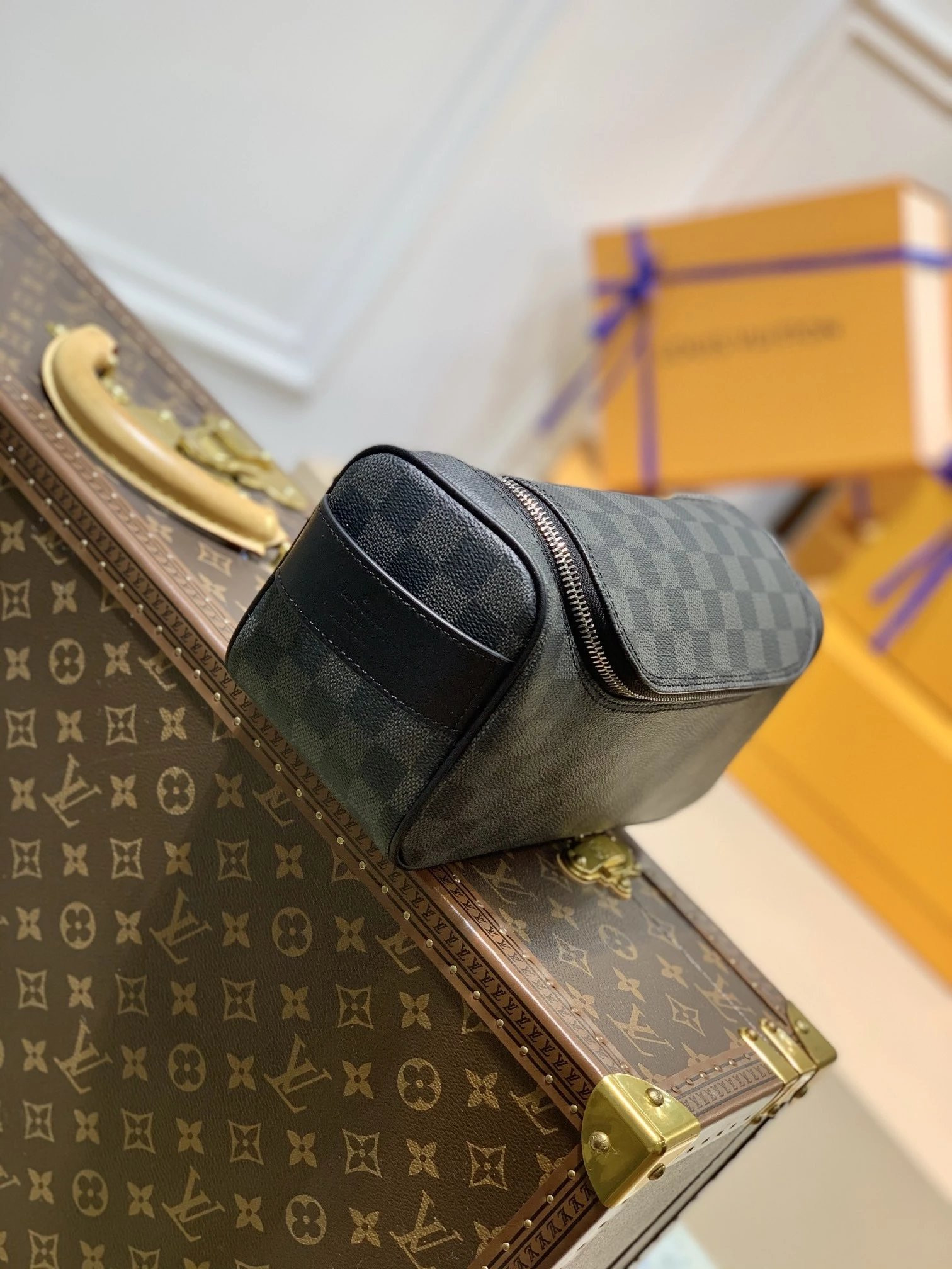 LV TOILETRY POUCH N47625