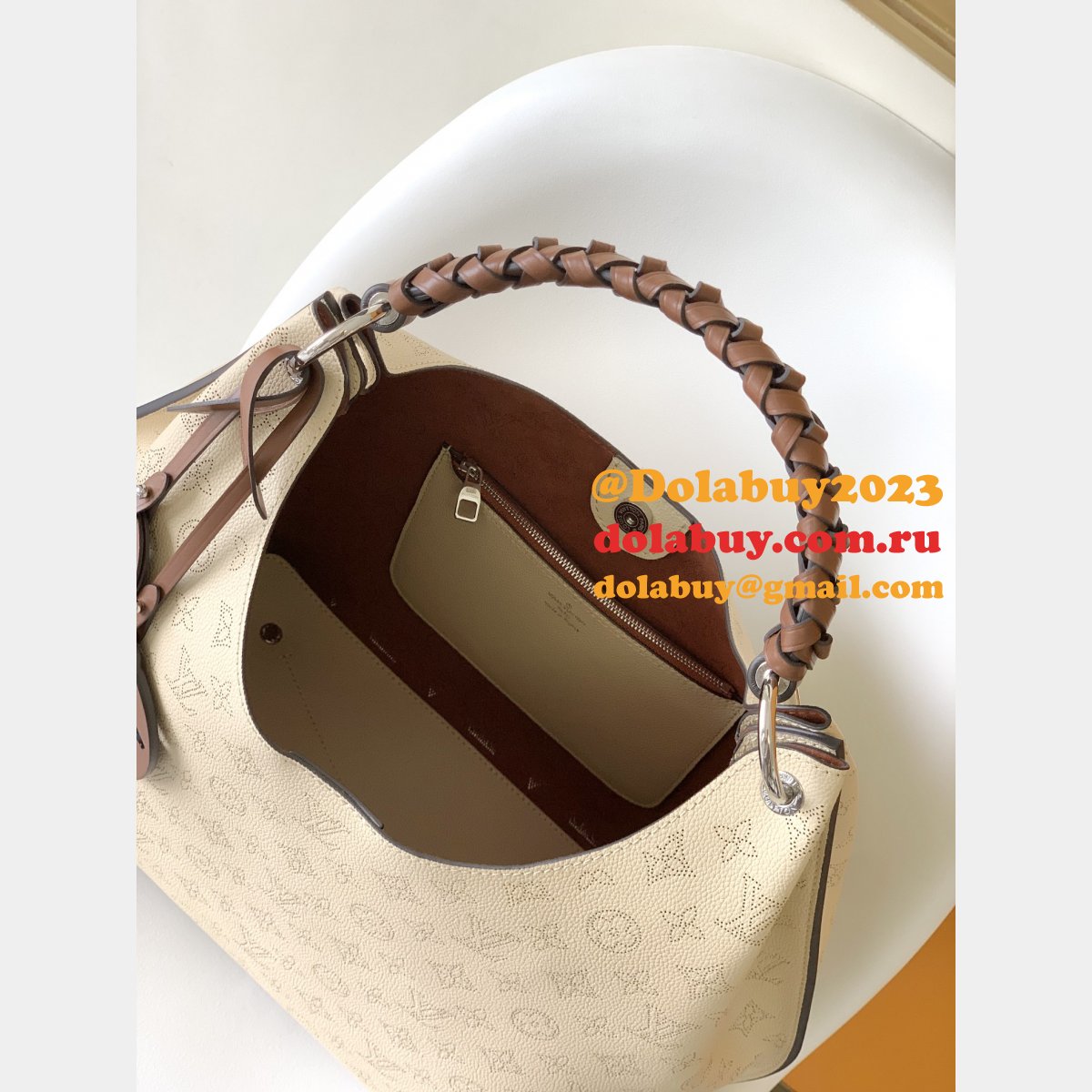 Louis Vuittons Mahina Carmel Hobo Shoulder Bag M52950 apricot