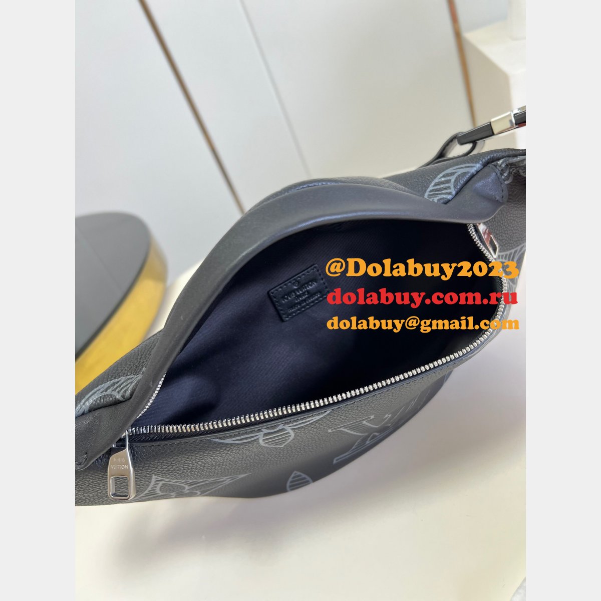 The Best Louis Vuitton Knockoff M57289 Discovery Bumbag Bag