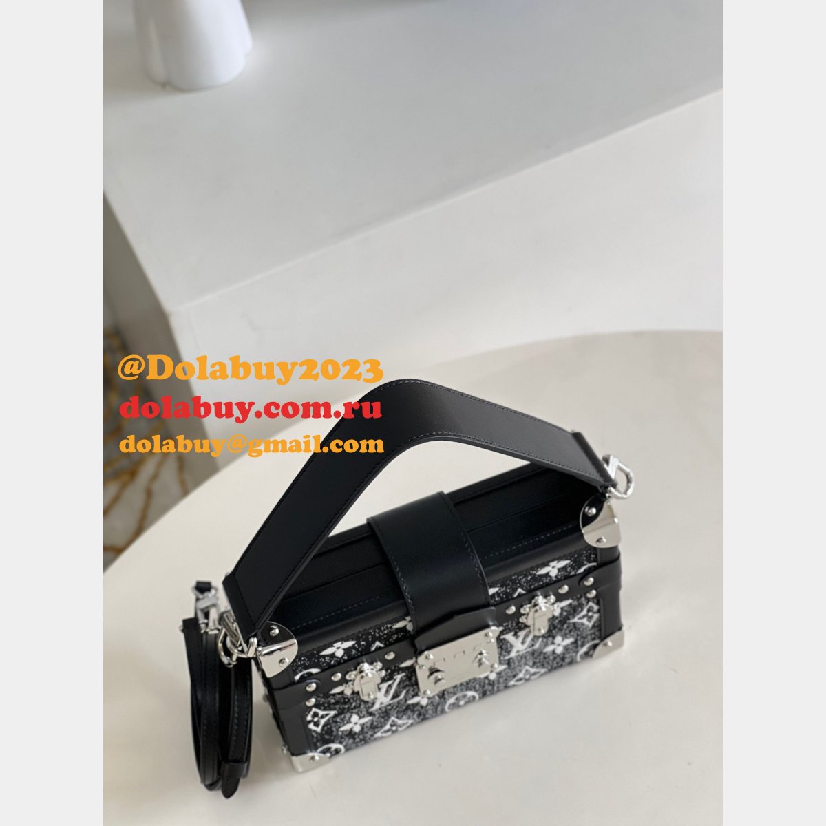 Fake Louis Vuitton Designer Online Store M59363 Soft Bag