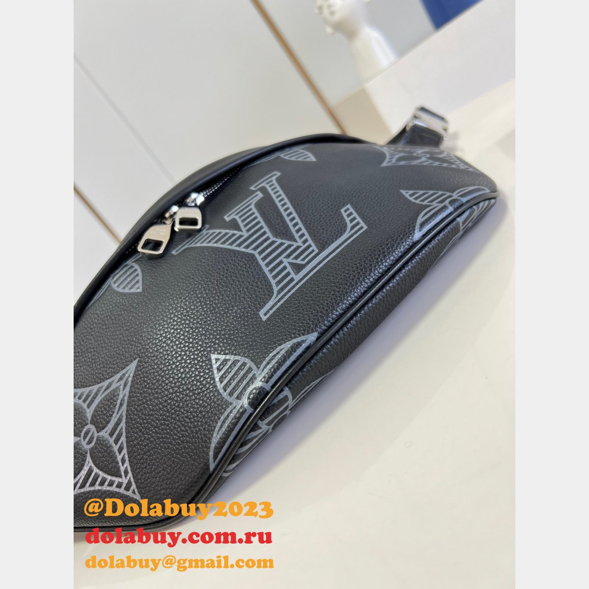 The Best Louis Vuitton Knockoff M57289 Discovery Bumbag Bag