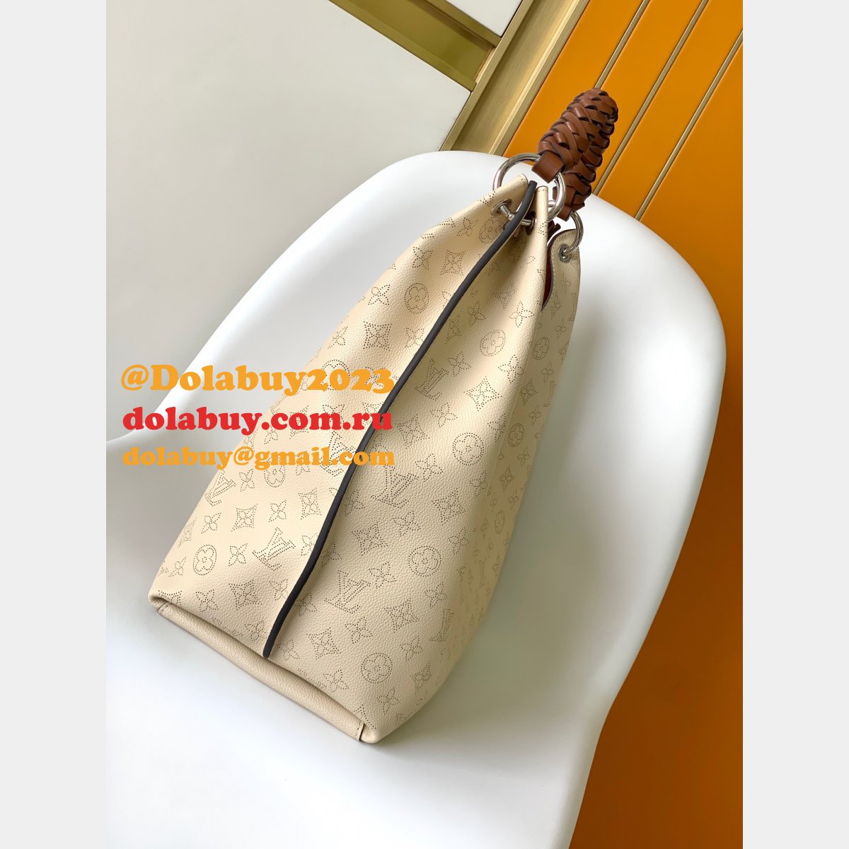 Louis Vuittons Mahina Carmel Hobo Shoulder Bag M52950 apricot