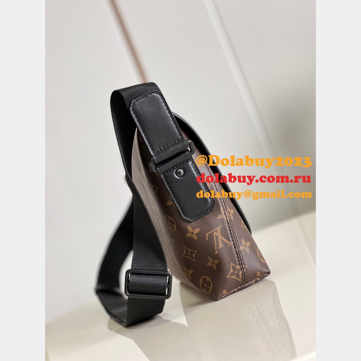 Luxury Louis Vuitton Brands M45557 Magnetic Messenger Monogram Macassar Canvas