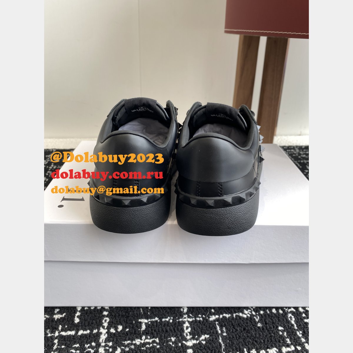 ROCKSTUD UNTITLED SNEAKER IN CALFSKIN LEATHER