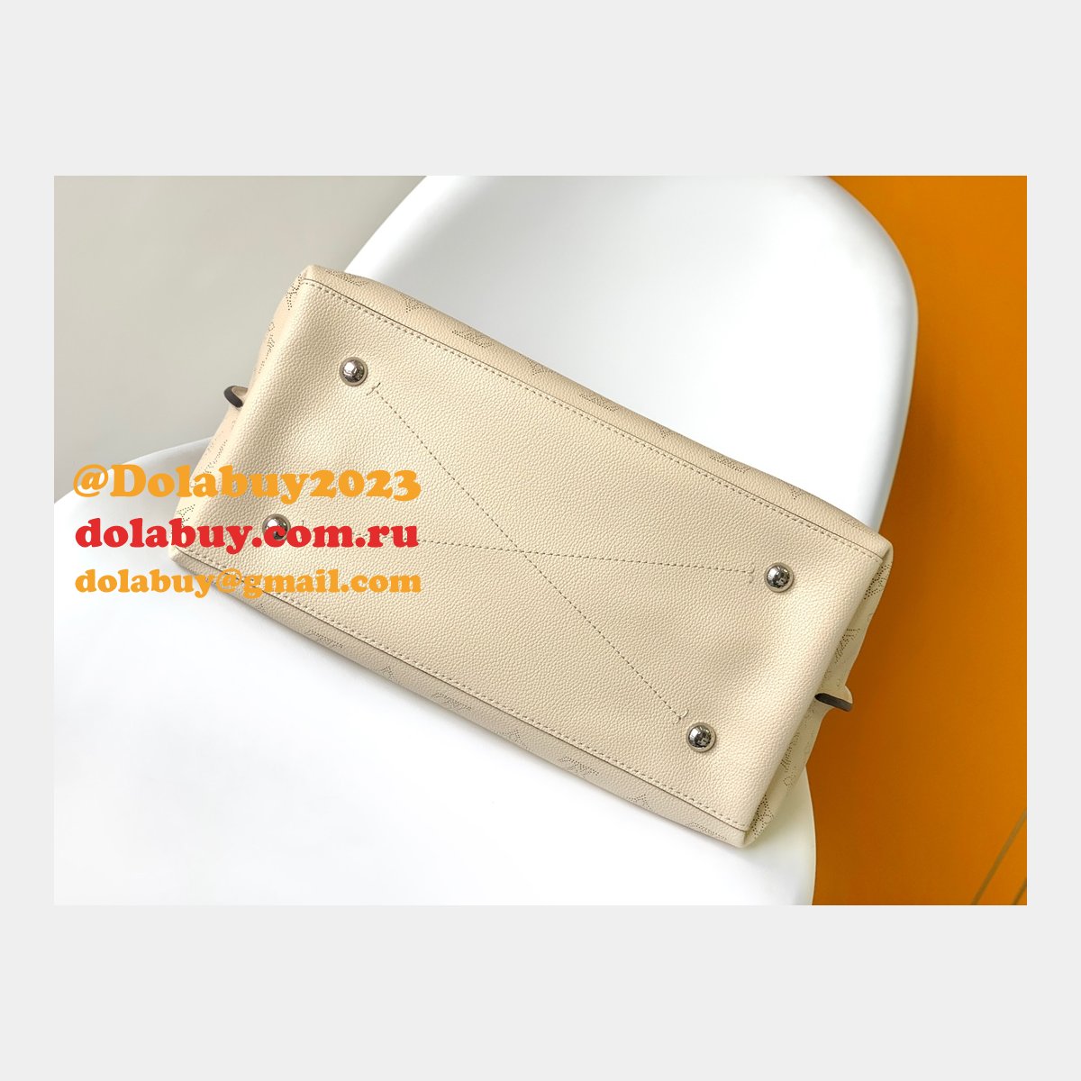 Louis Vuittons Mahina Carmel Hobo Shoulder Bag M52950 apricot