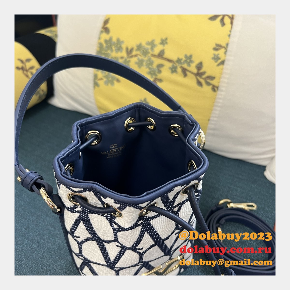 Designer VALENTINO GARAVANI V mini basket handbag