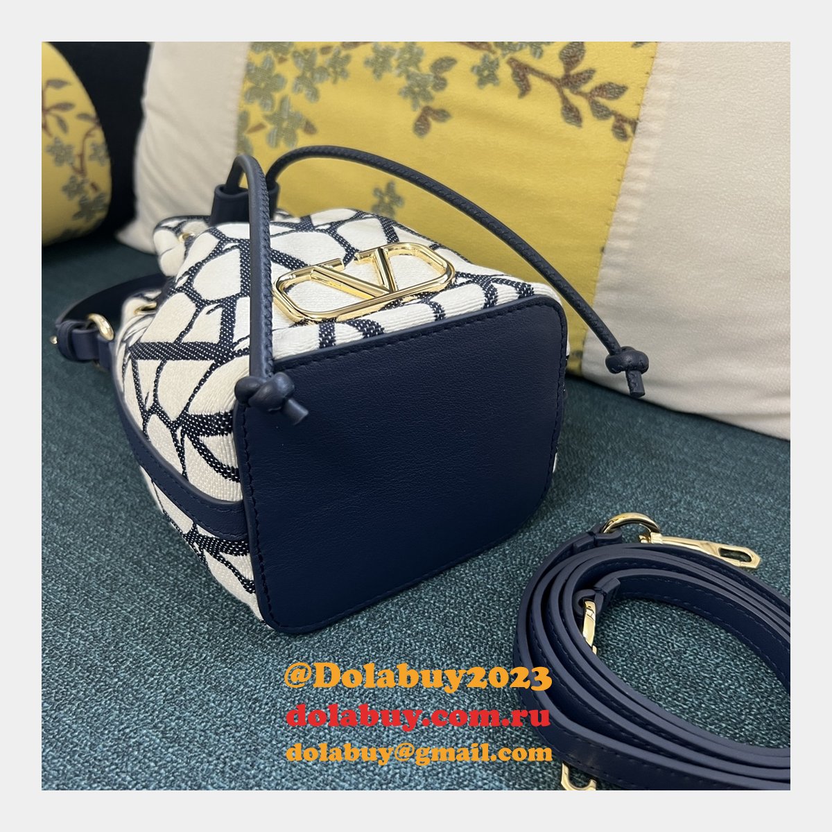 Designer VALENTINO GARAVANI V mini basket handbag