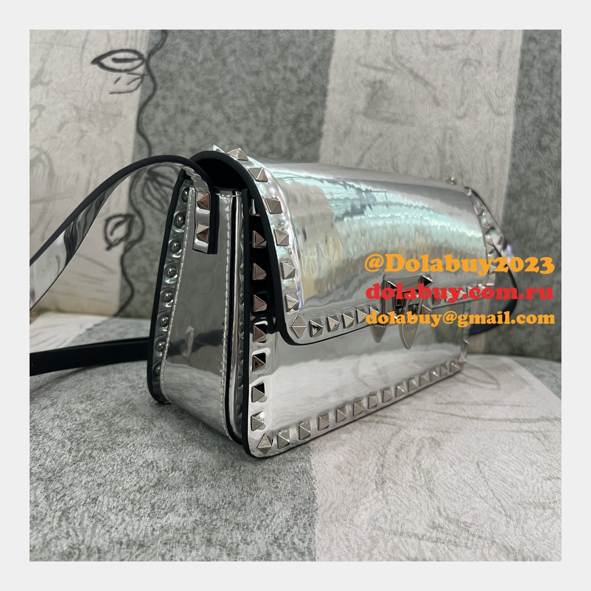 Luxury Valentino Garavani Rockstud Calf Large Bag