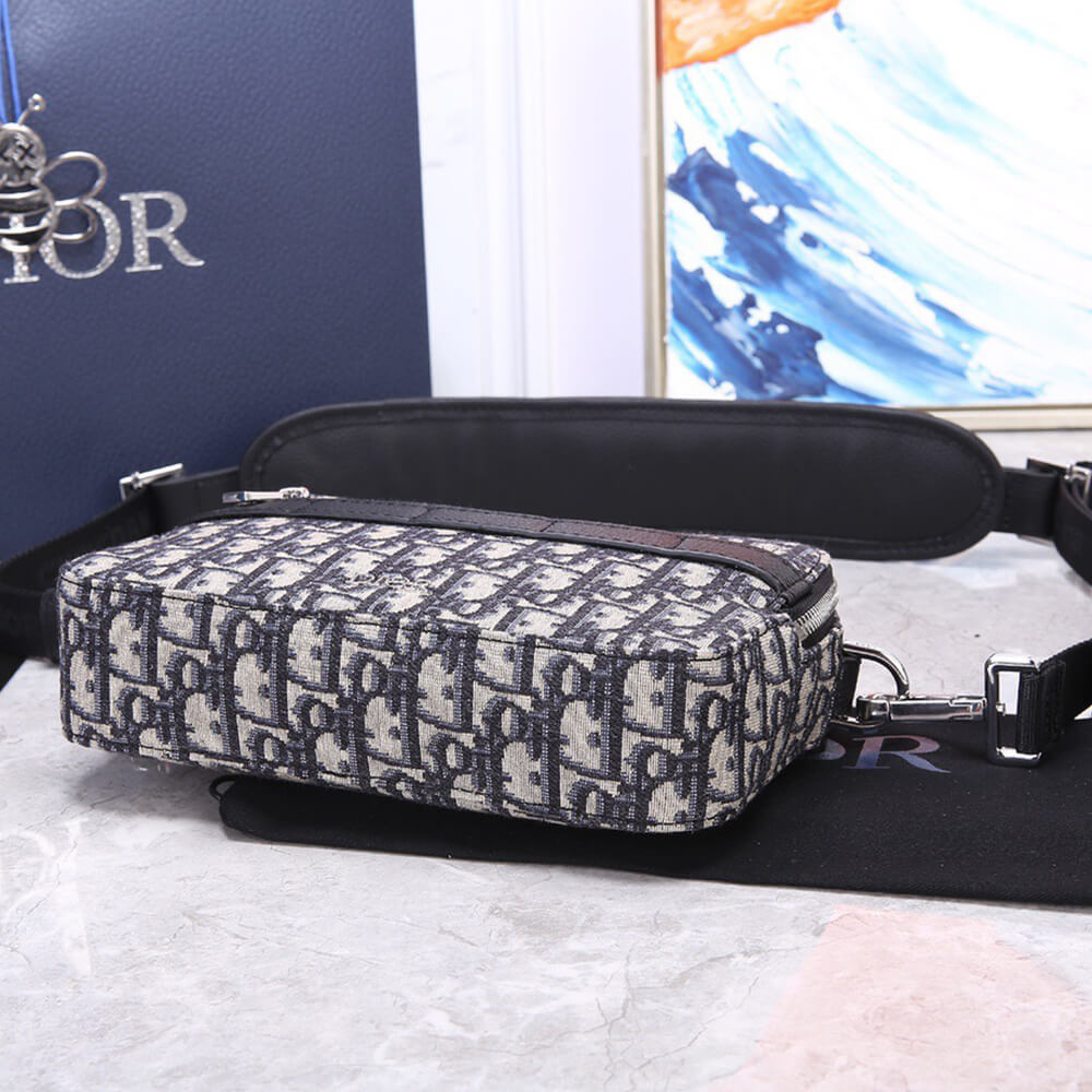 D*or safari messenger bag